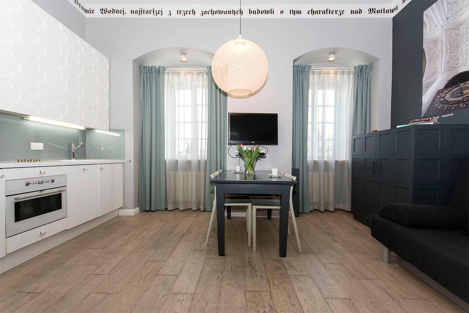 Superior Two-Bedroom Apartment- 21/2 Chlebnicka Street
