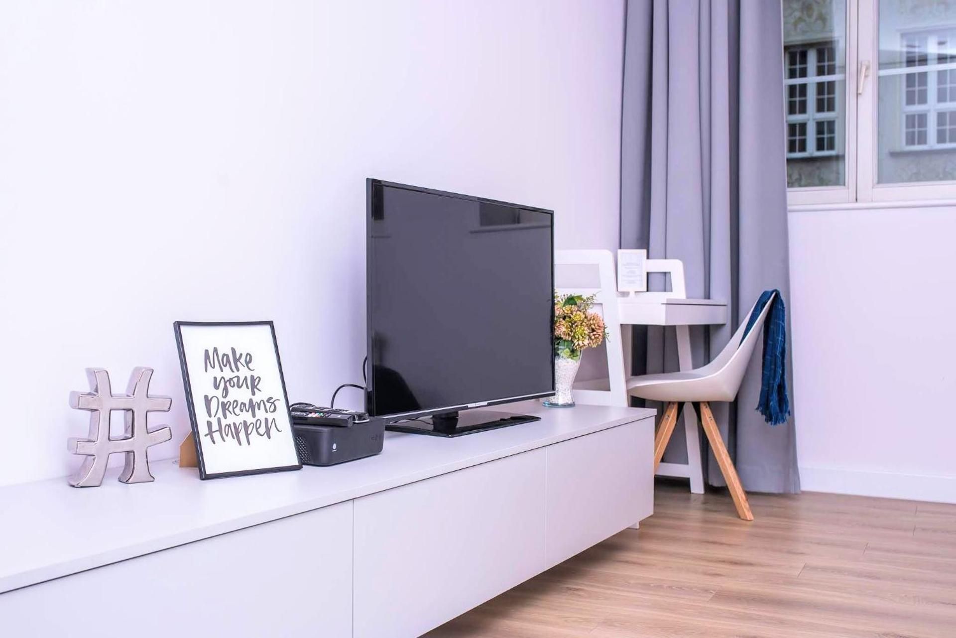 shared lounge/tv area