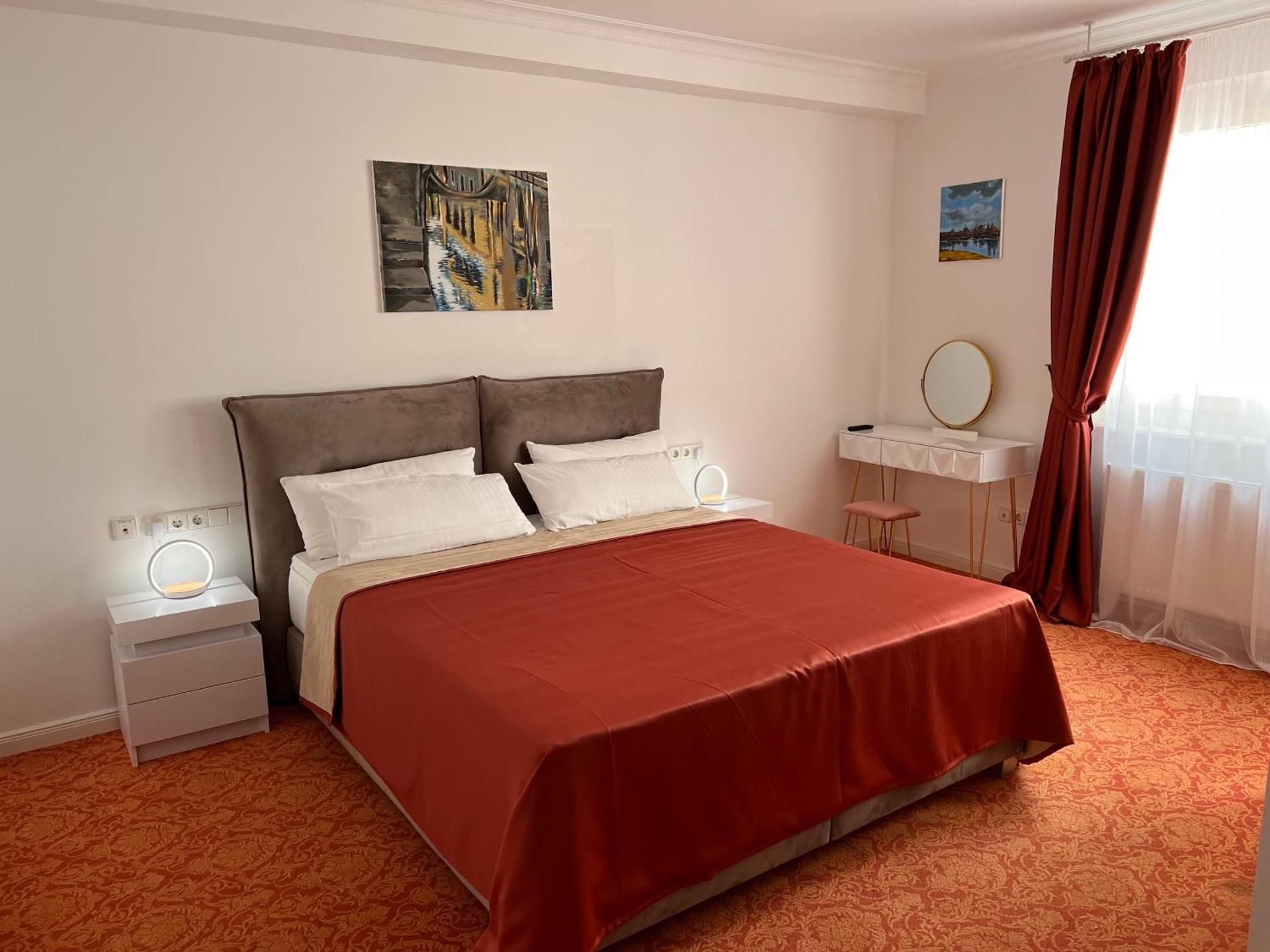 King Room with Roll-In Shower - Disability Access