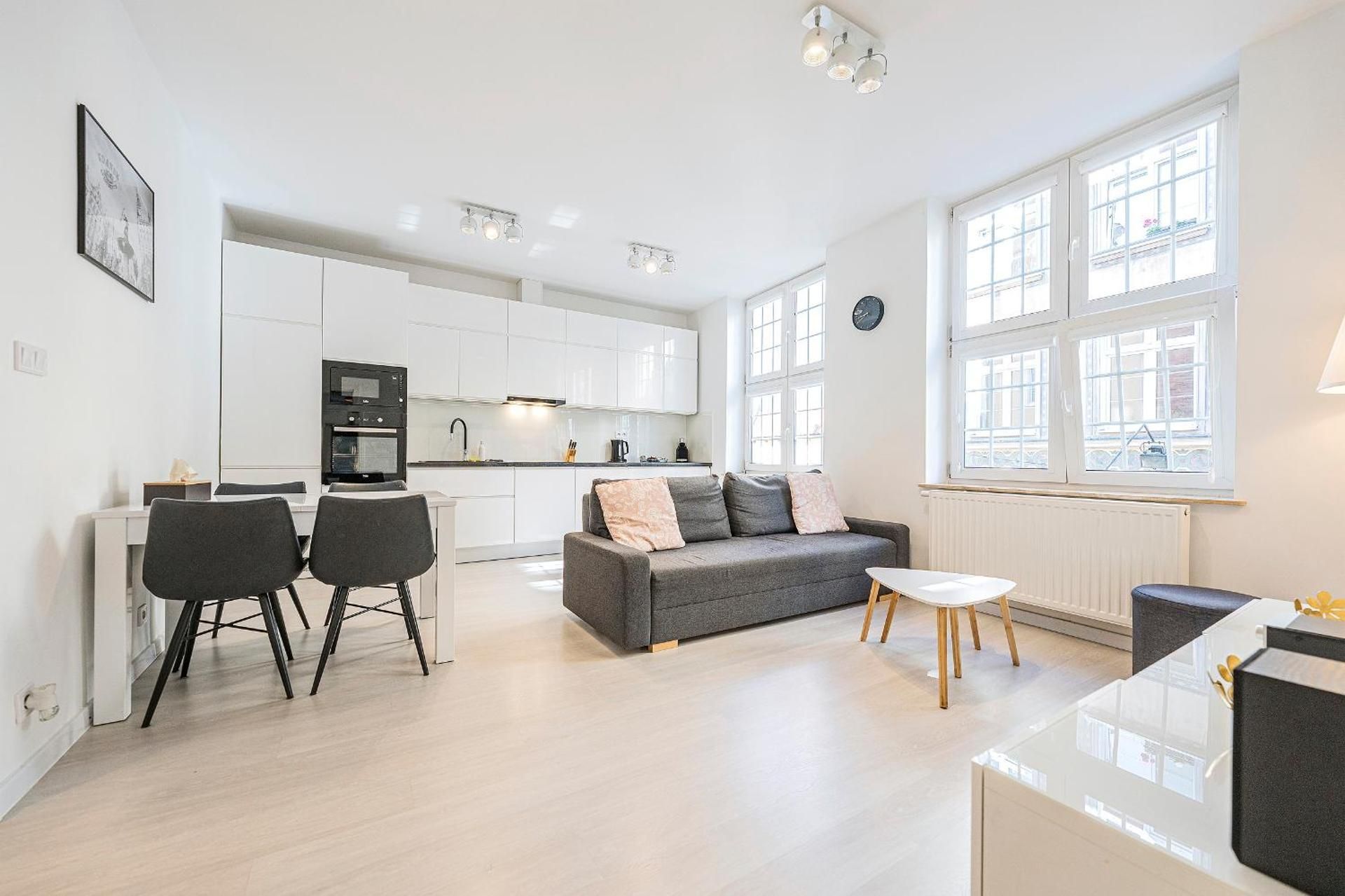 One-Bedroom Apartment with Old Town View