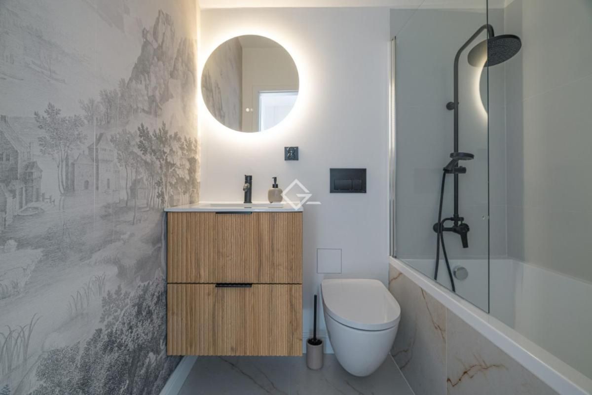 Deluxe One-Bedroom Apartment