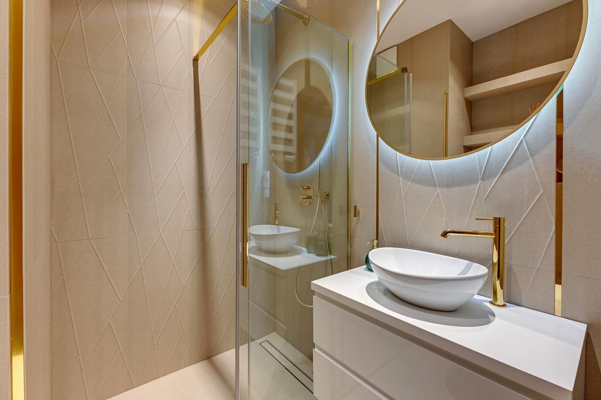 DELUXE APARTMENT