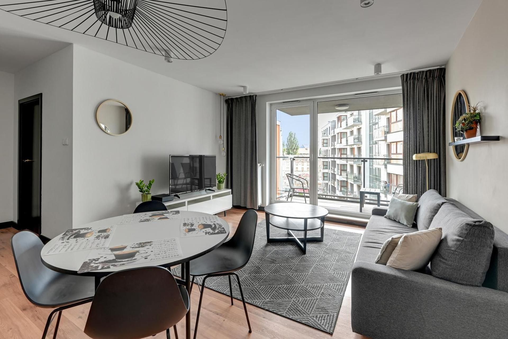 Deluxe Apartment with Balcony and Parking