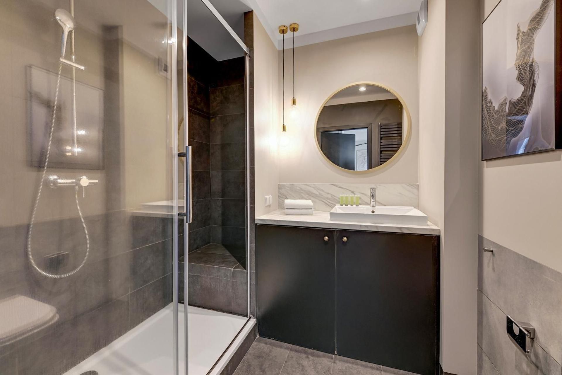 Deluxe Apartment with Balcony and Parking