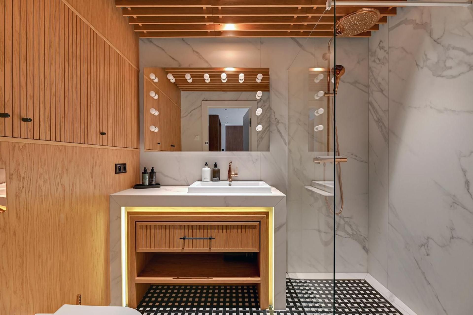 Deluxe One-Bedroom Apartment