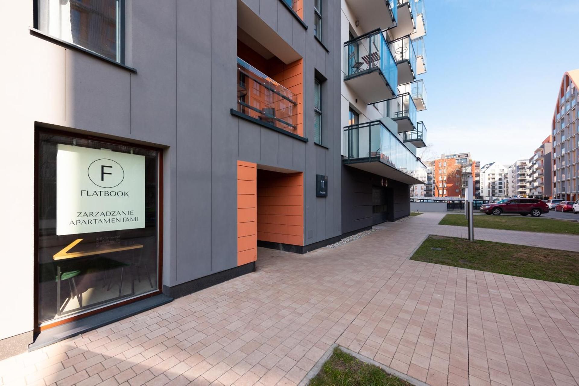 City Center SPA Apartments Pool & Parking