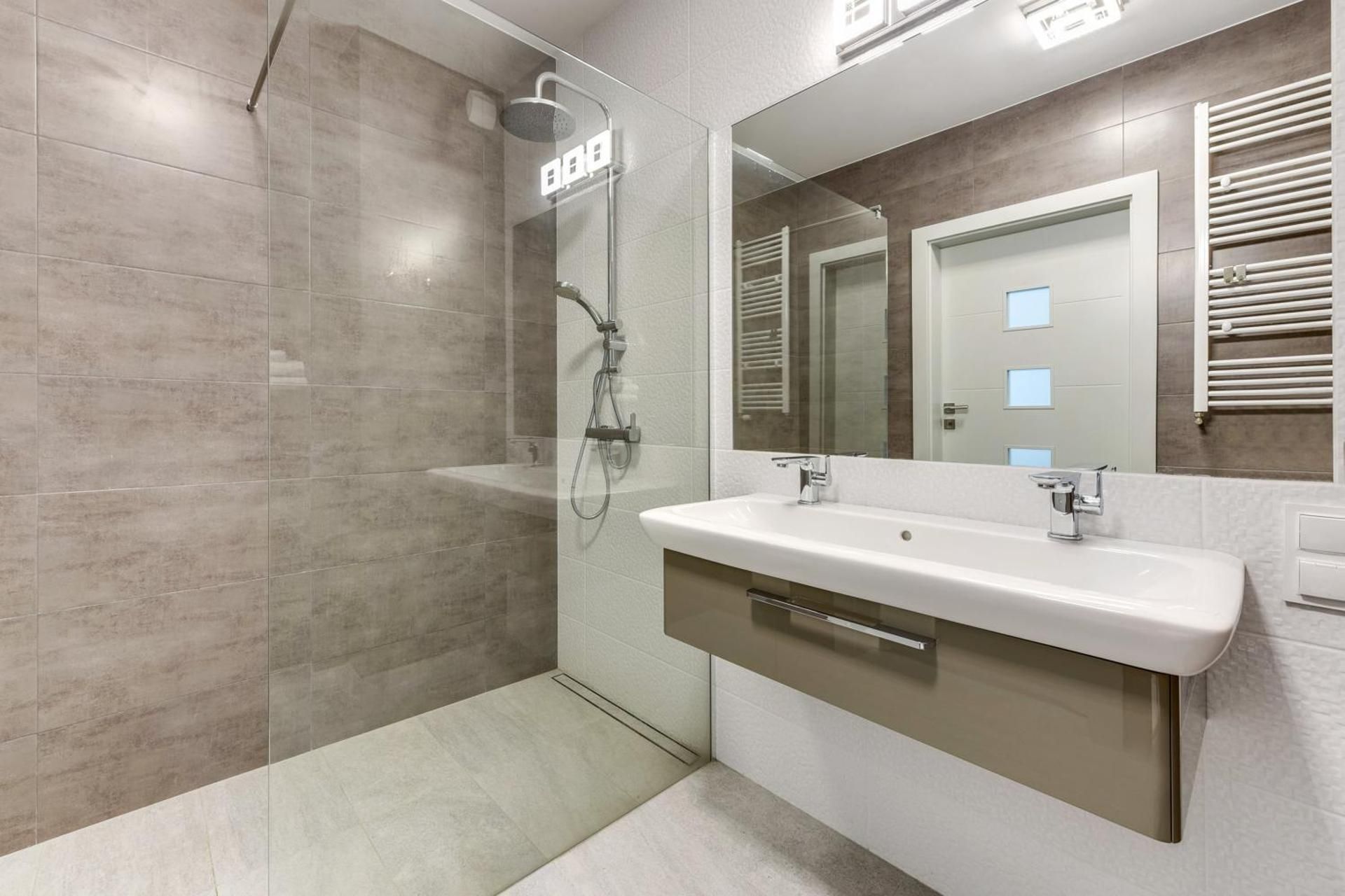 One-Bedroom Apartment with swimming pool access
