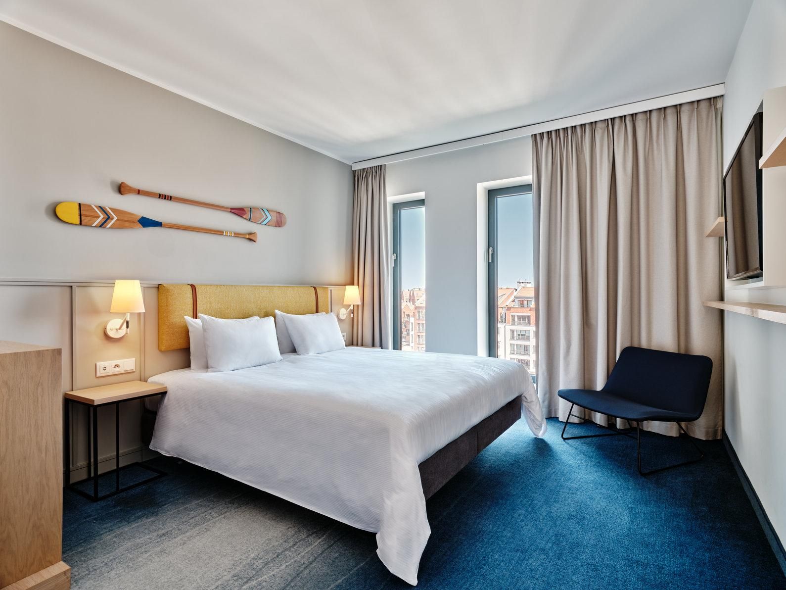 1 Queen Standard Accessible