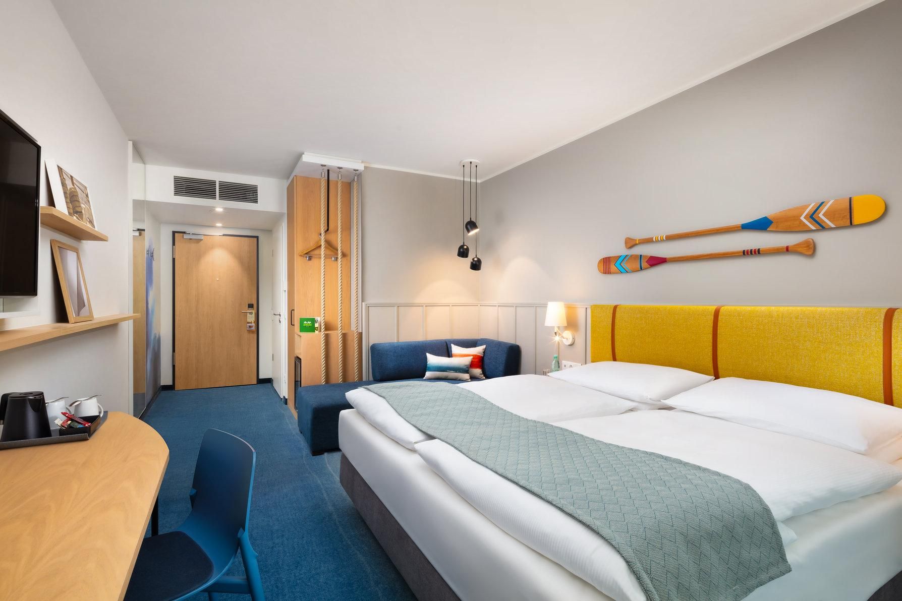 1 Queen Standard Courtyard View