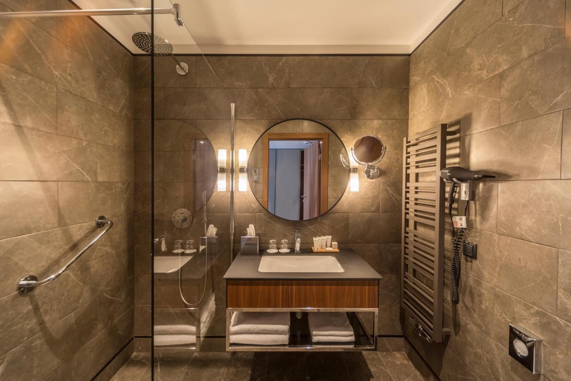 Family Room - River View & Spa Access