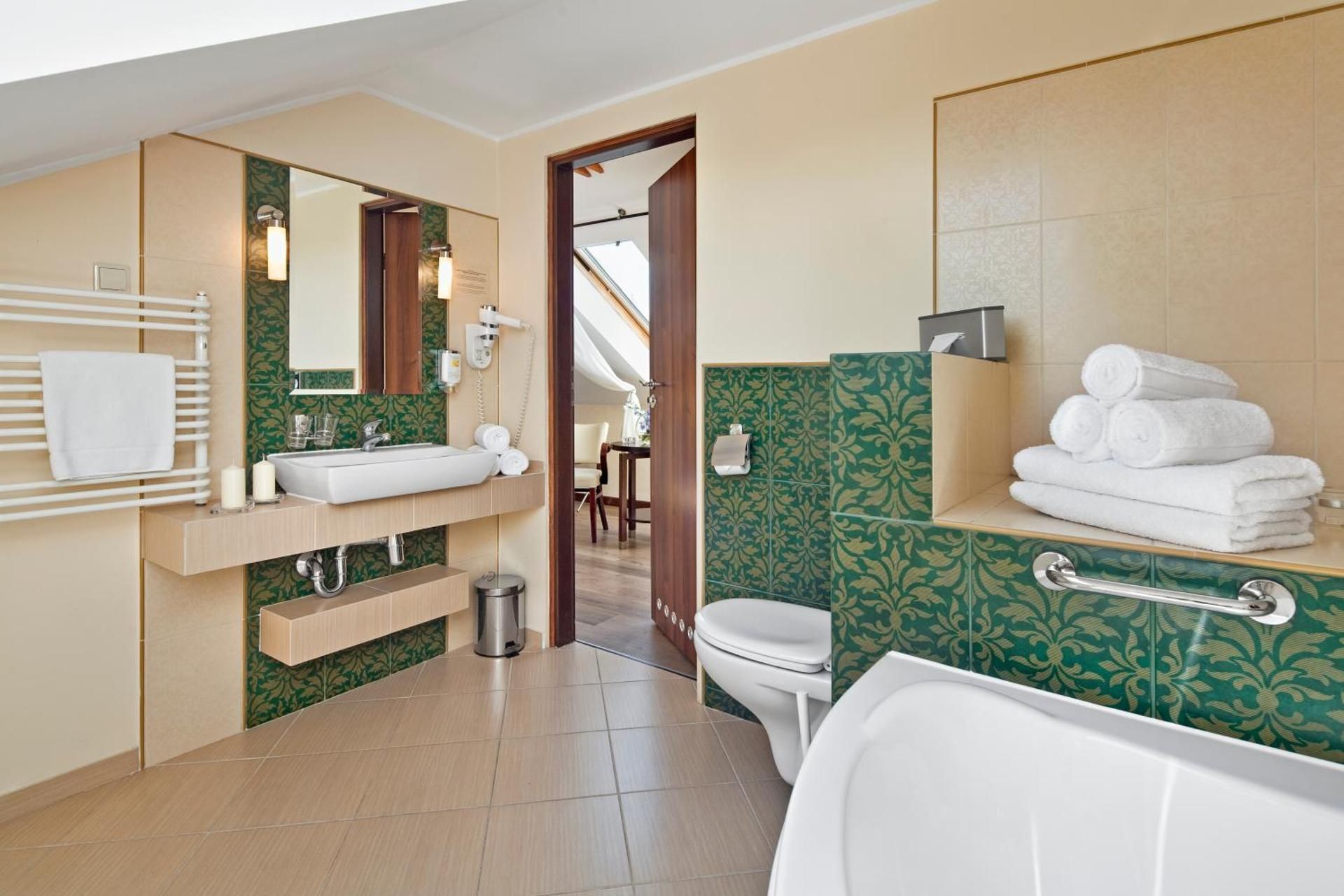 Superior Deluxe Double or Twin Room with large bathroom