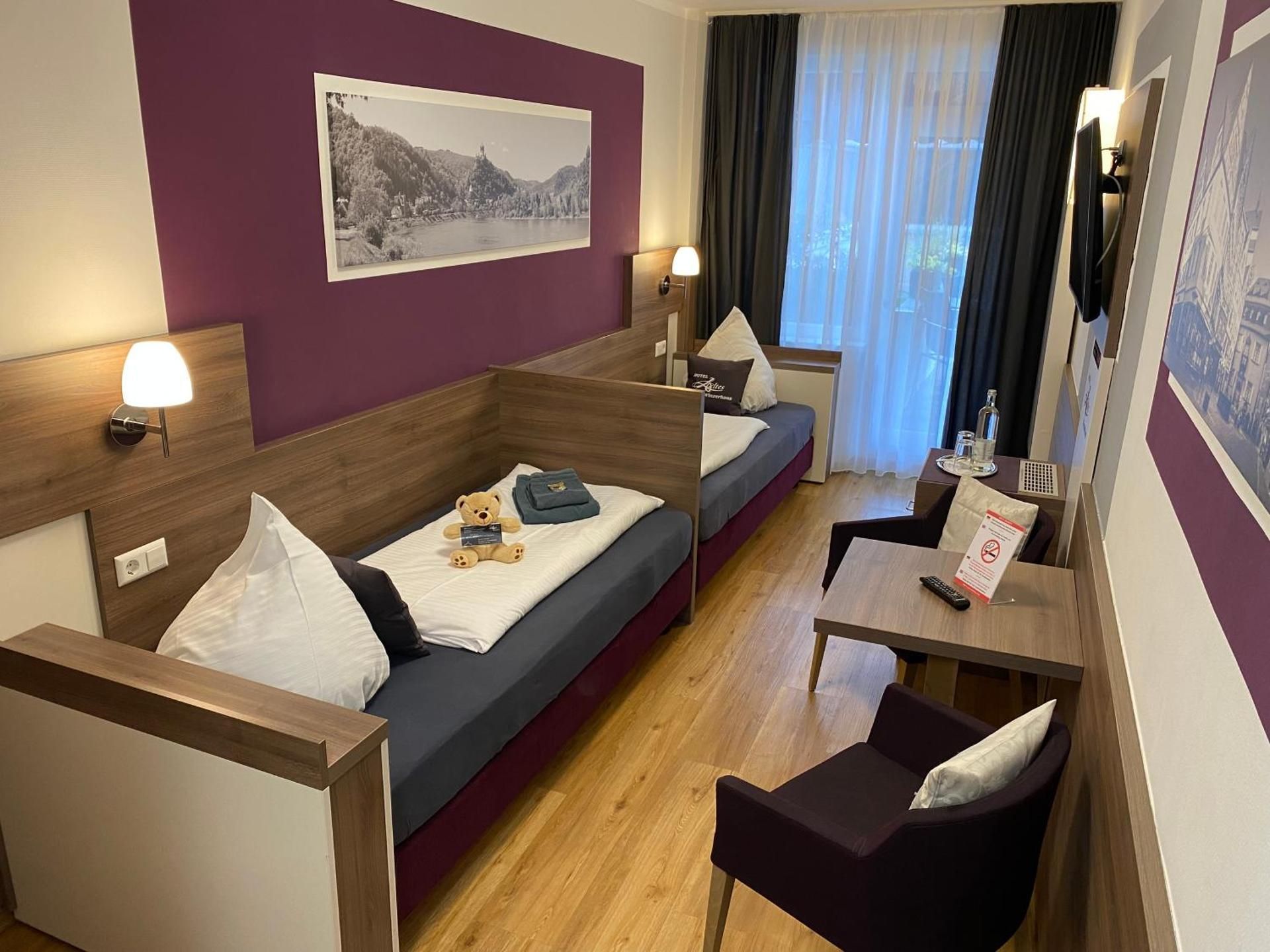 Twin Room with separated beds with Terrace and Residential Area View