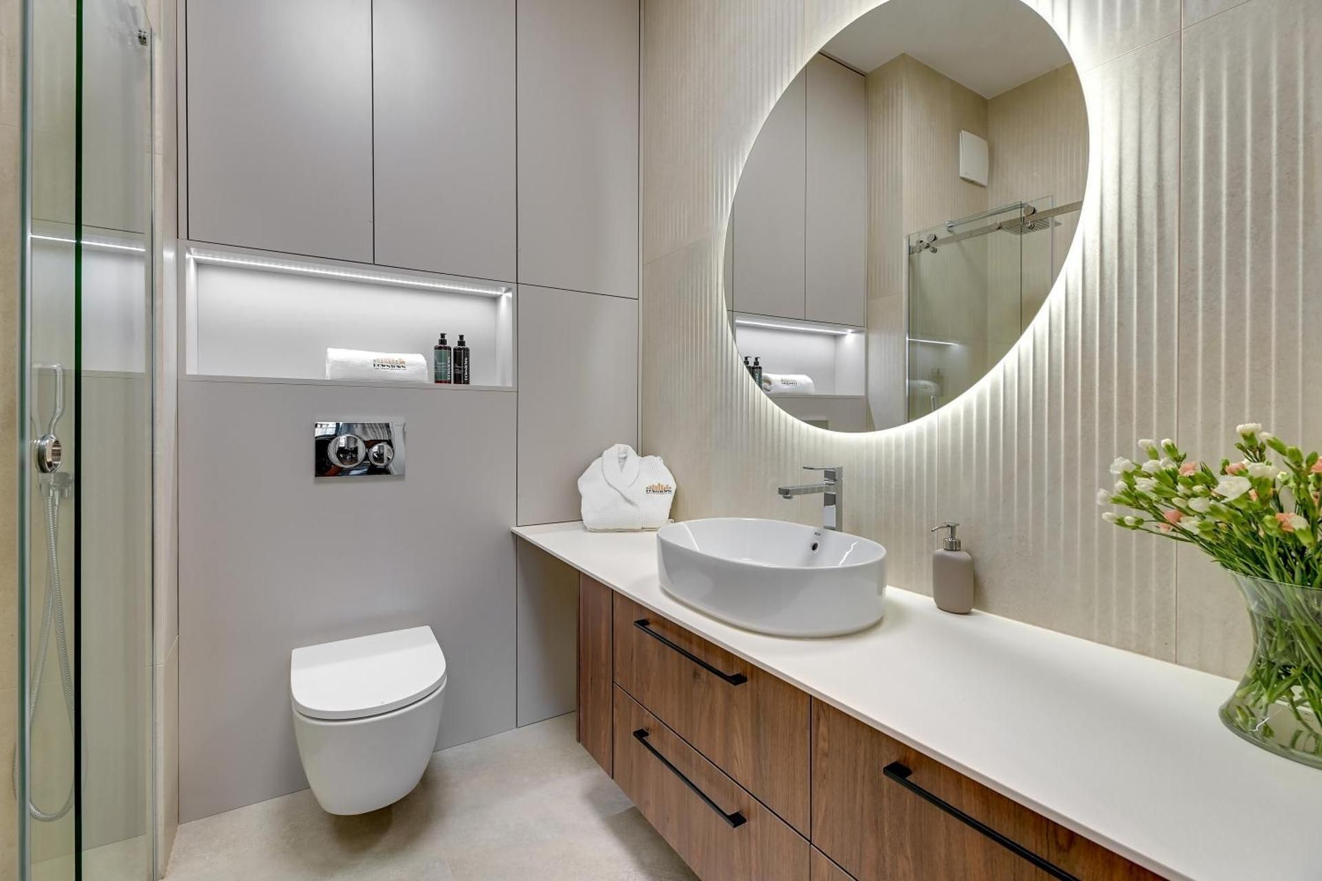 Deluxe One-Bedroom Apartment