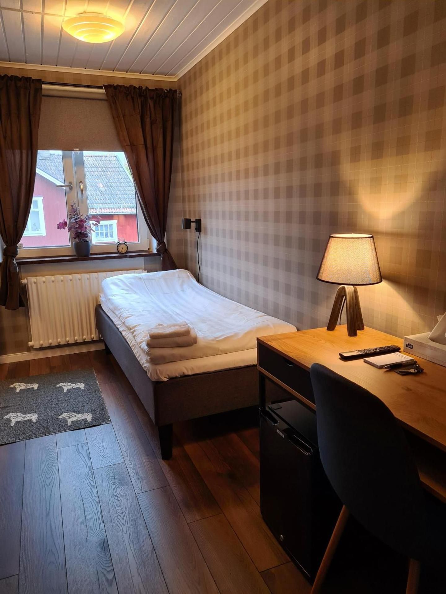 Single Room with Shared Shower and Toilet