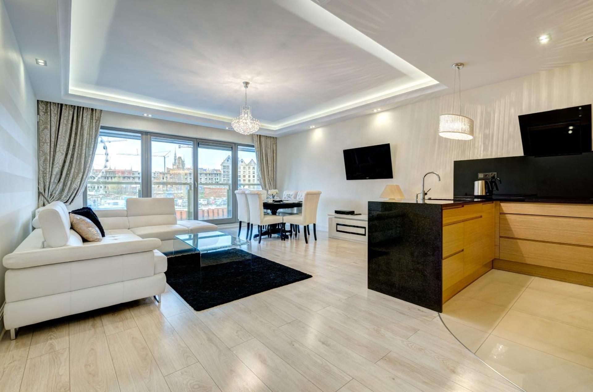 Premier Three-Bedroom Apartment with River View and Balcony(6 Adults)