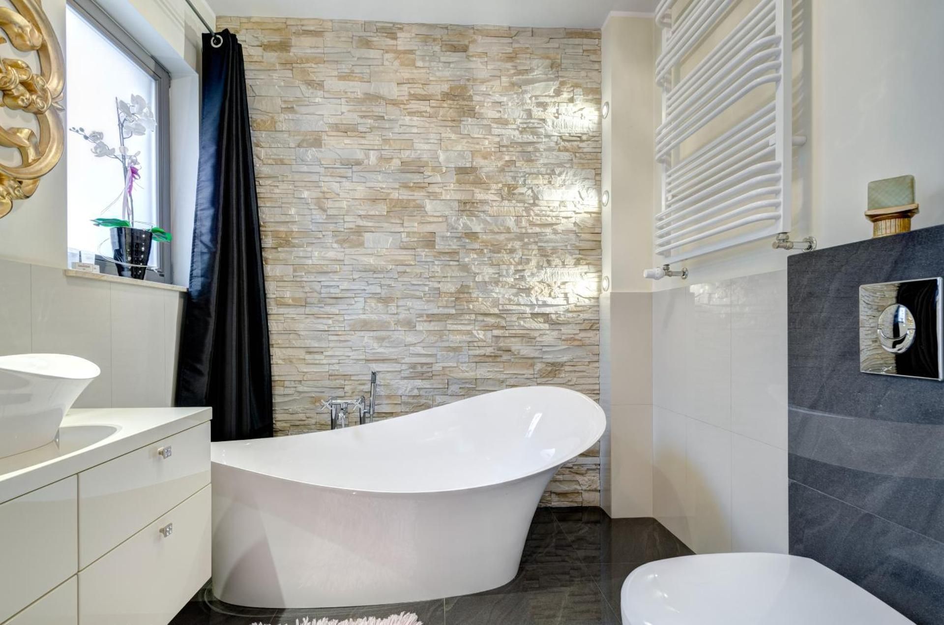 Premier Three-Bedroom Apartment with River View and Balcony(6 Adults)
