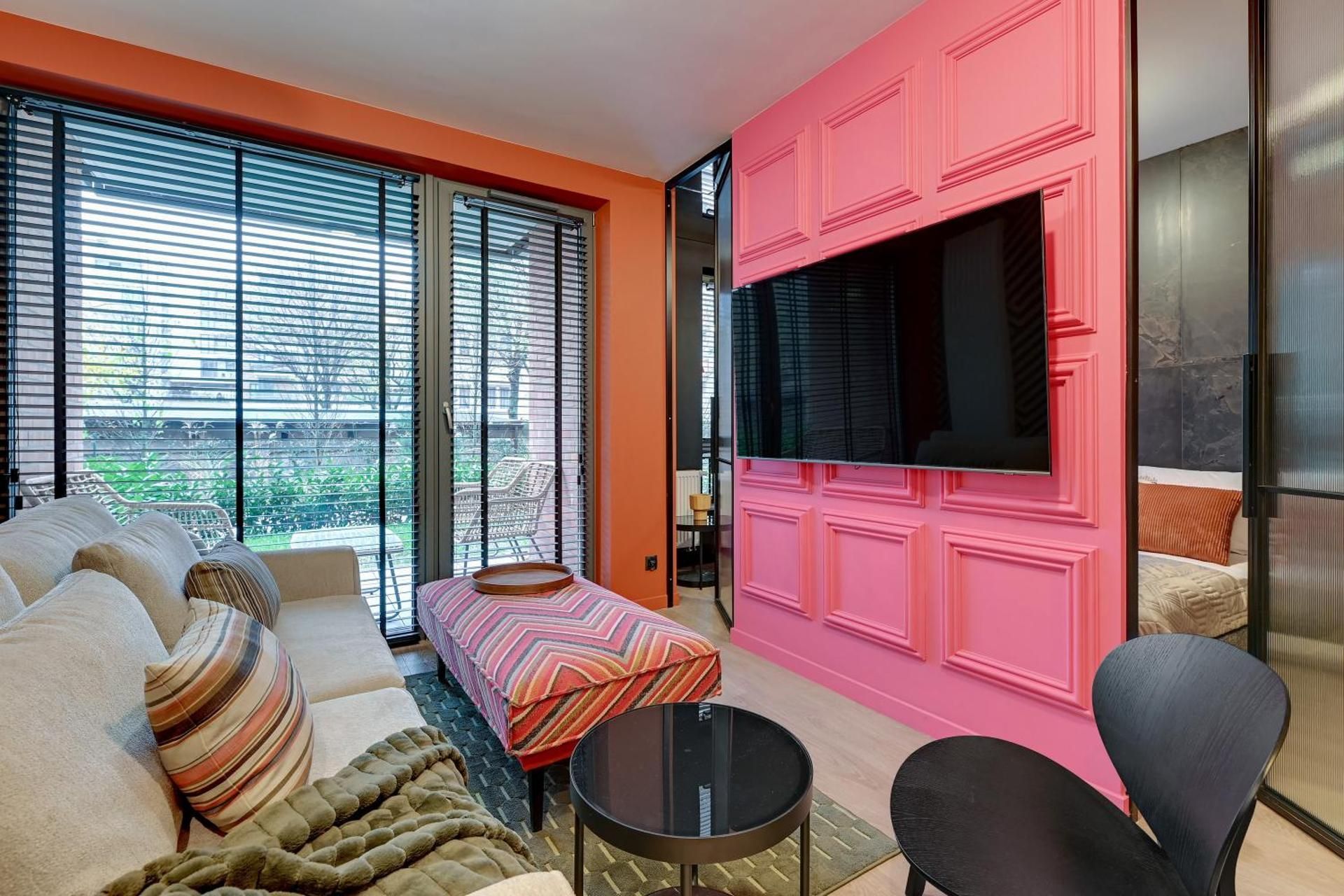 Deluxe One-Bedroom Apartment