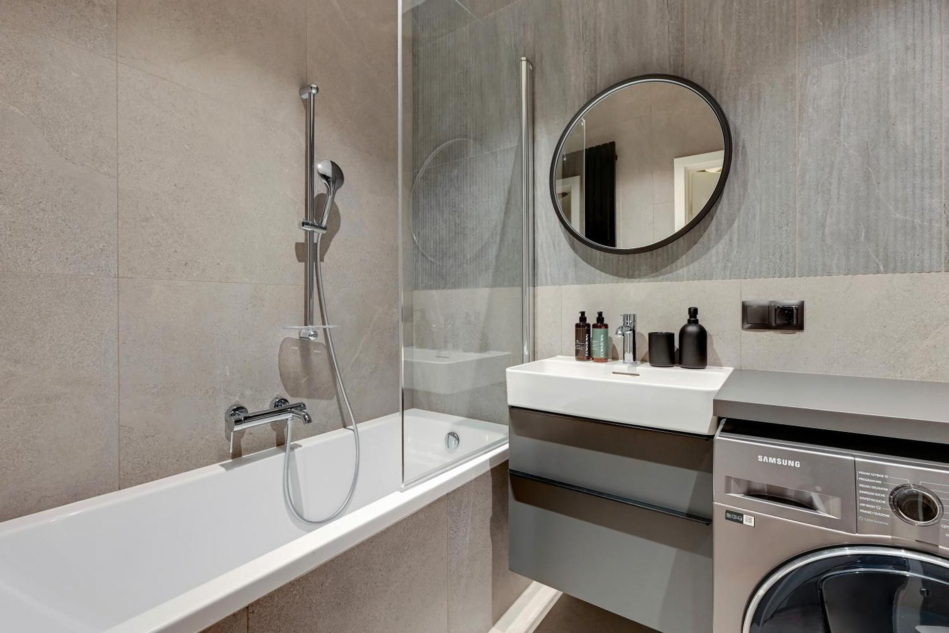 Deluxe One-Bedroom Apartment
