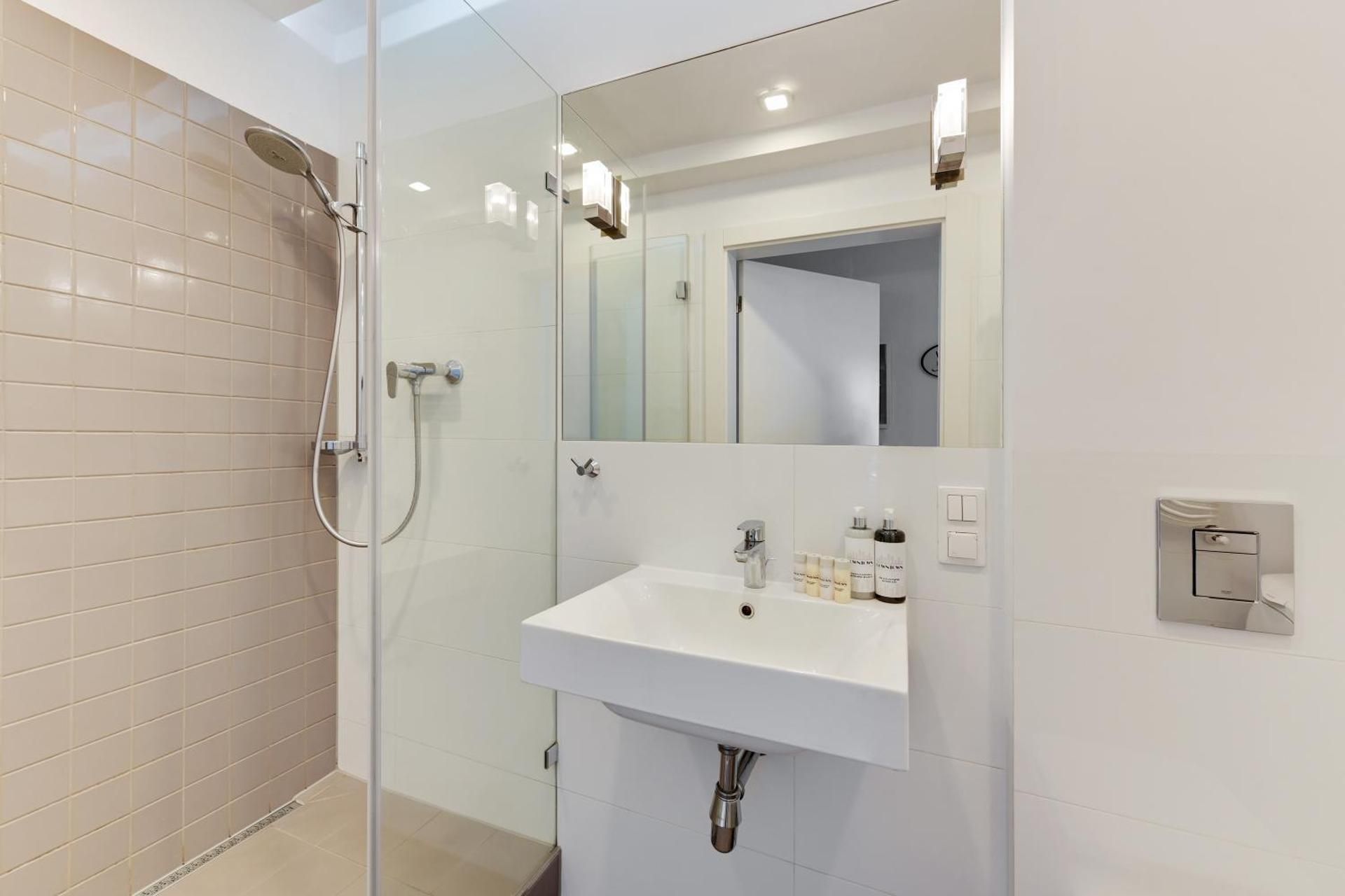 Waterlane Riverside SPA, Pool & Gym by Downtown Apartments