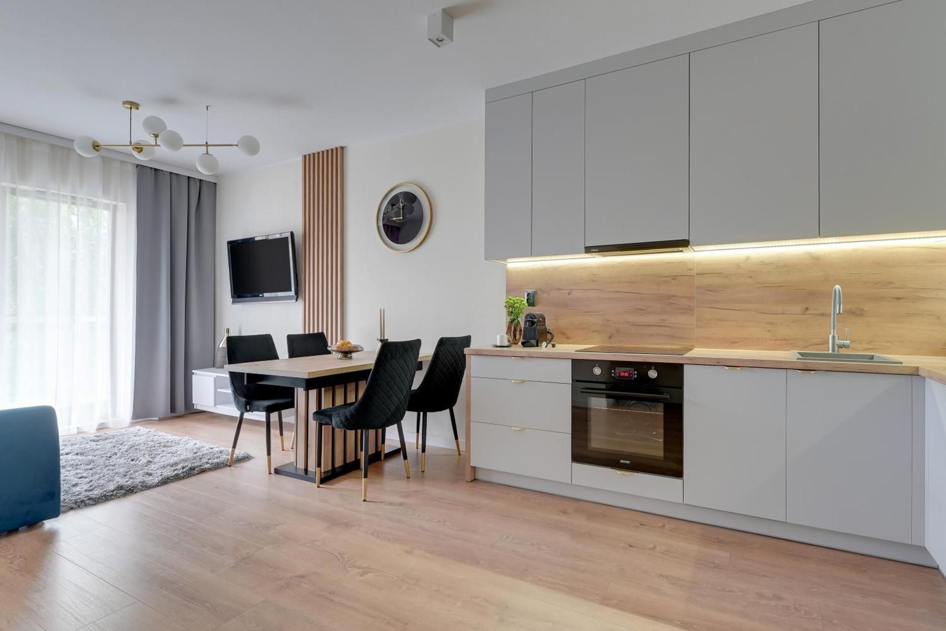 Waterlane Riverside SPA, Pool & Gym by Downtown Apartments One-Bedroom Apartment with Balcony 3