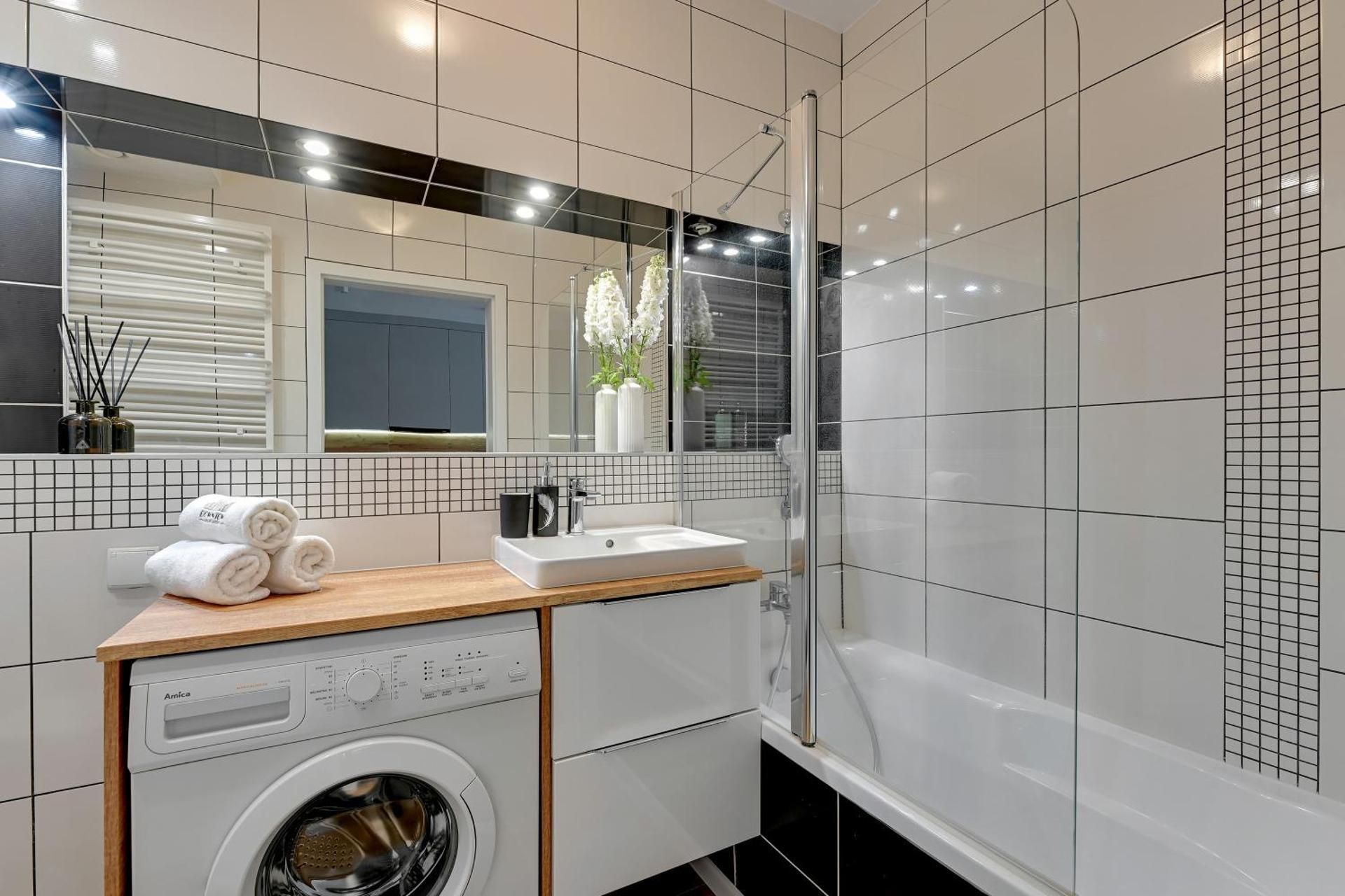 Waterlane Riverside SPA, Pool & Gym by Downtown Apartments One-Bedroom Apartment with Balcony