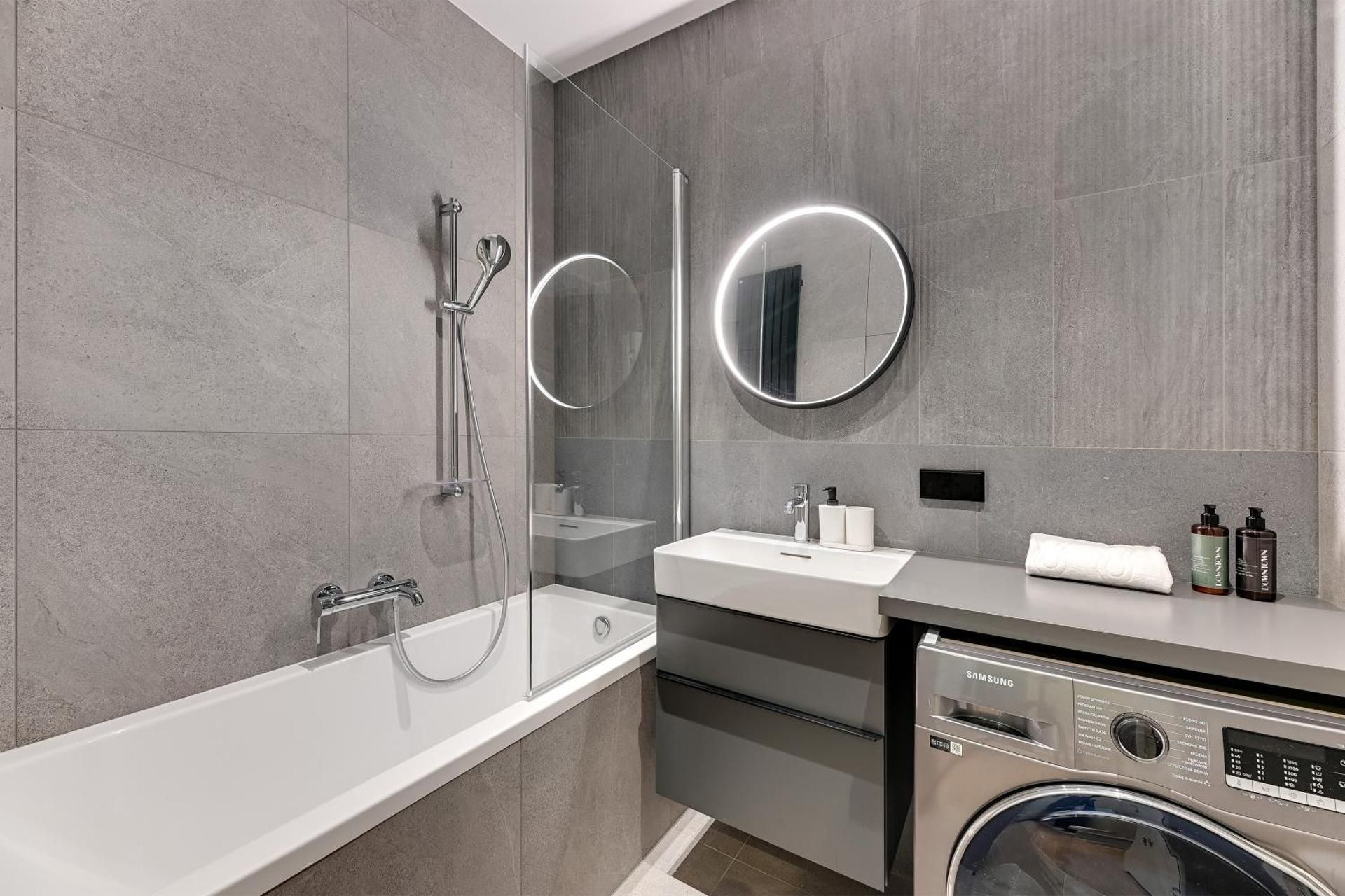 Two-Bedroom Deluxe Apartment with Balcony