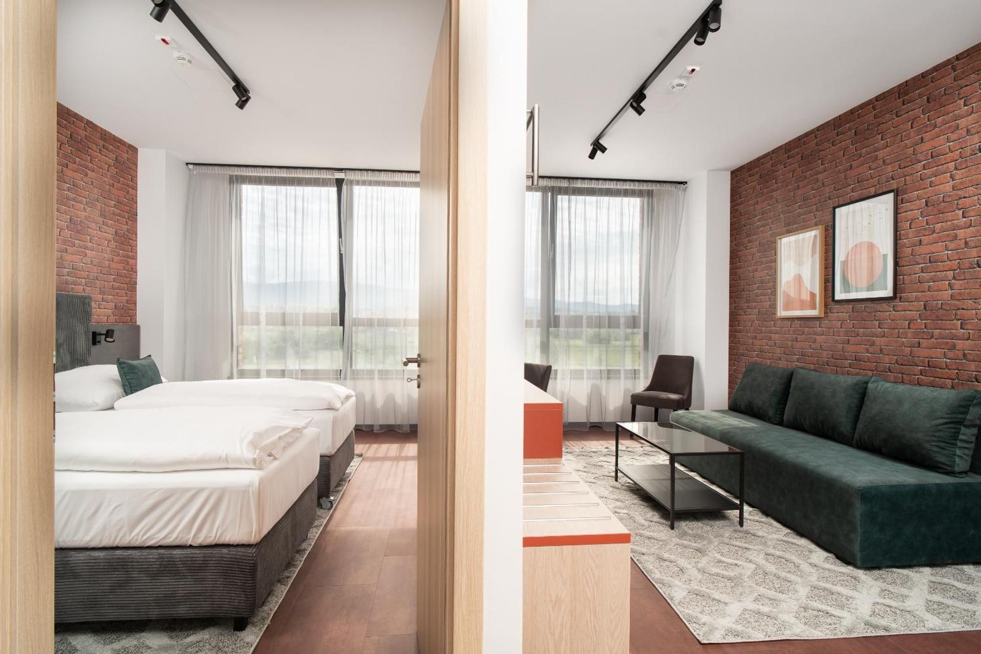 Apartment mit einem Doppelbett und Balkon