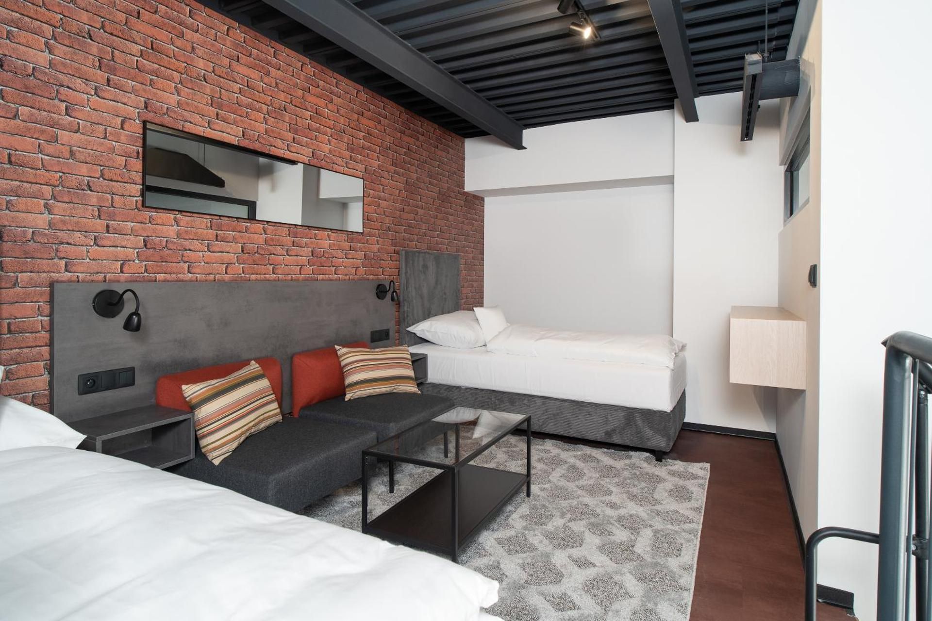 Apartment mit einem Doppelbett und 2 Einzelbetten, Schlafsofa, Loft, Balkon und Sitzecke - Klimaanlage
