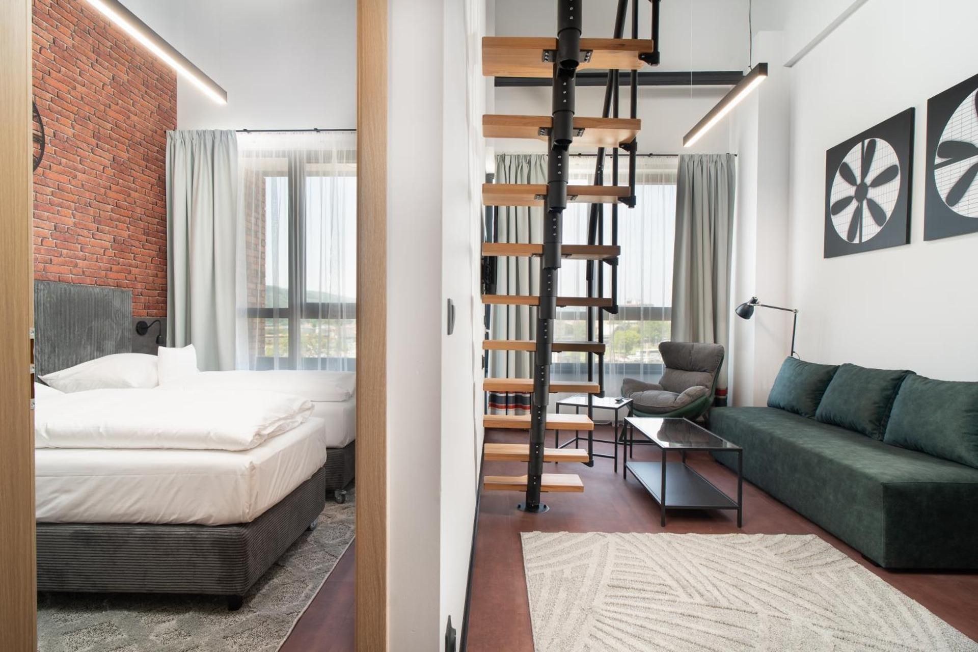 Apartment mit einem Doppelbett und 2 Einzelbetten, Schlafsofa, Loft, Balkon und Sitzecke - Klimaanlage
