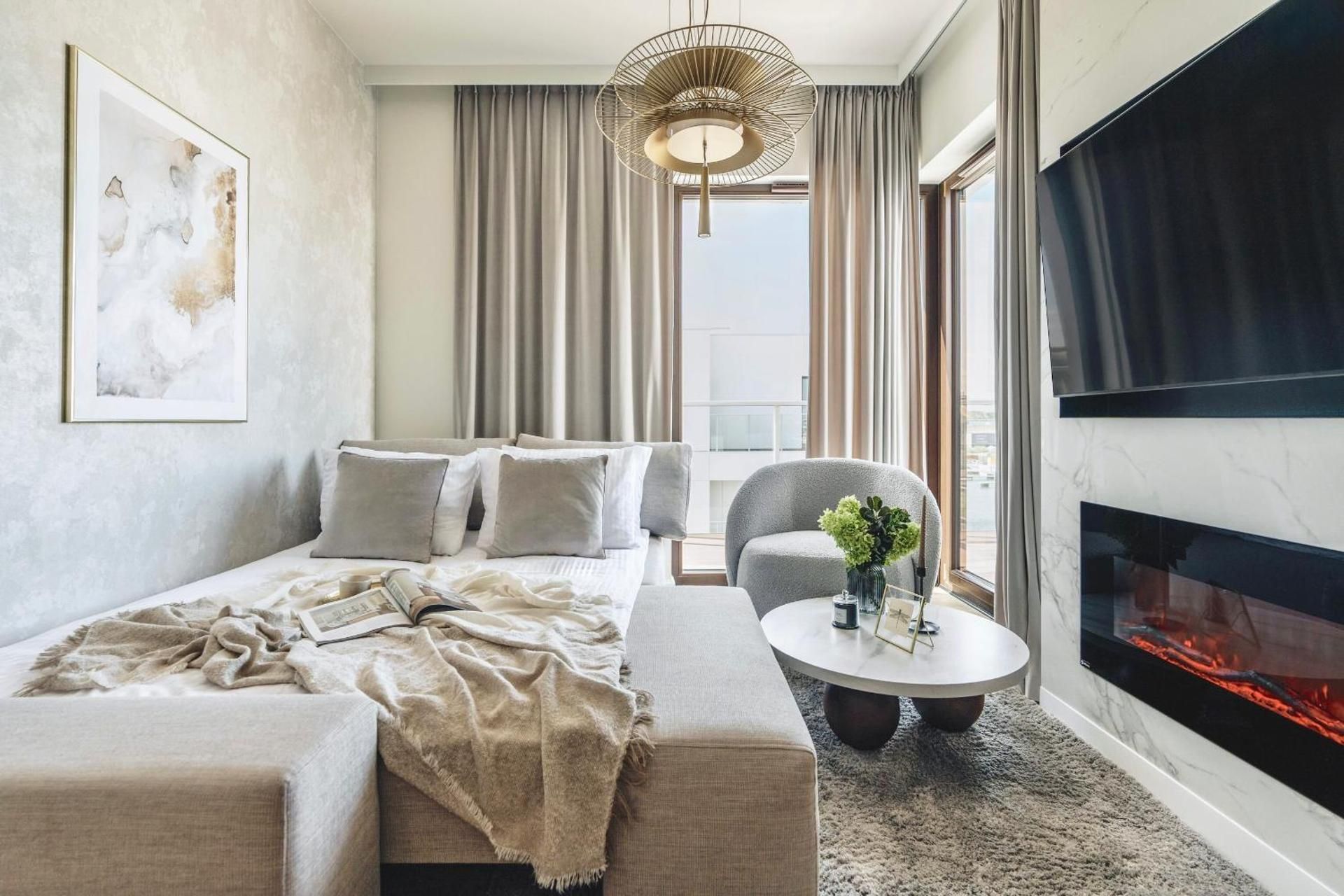 Deluxe One-Bedroom Apartment with terrace and marina view