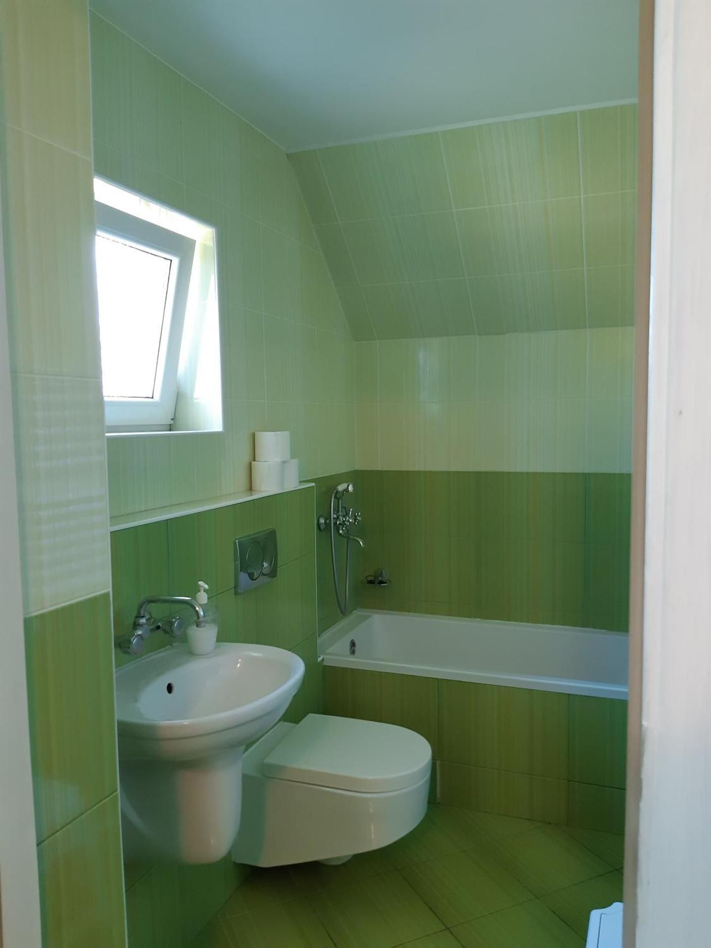 Deluxe Double Room (2 Adults + 1 Child)