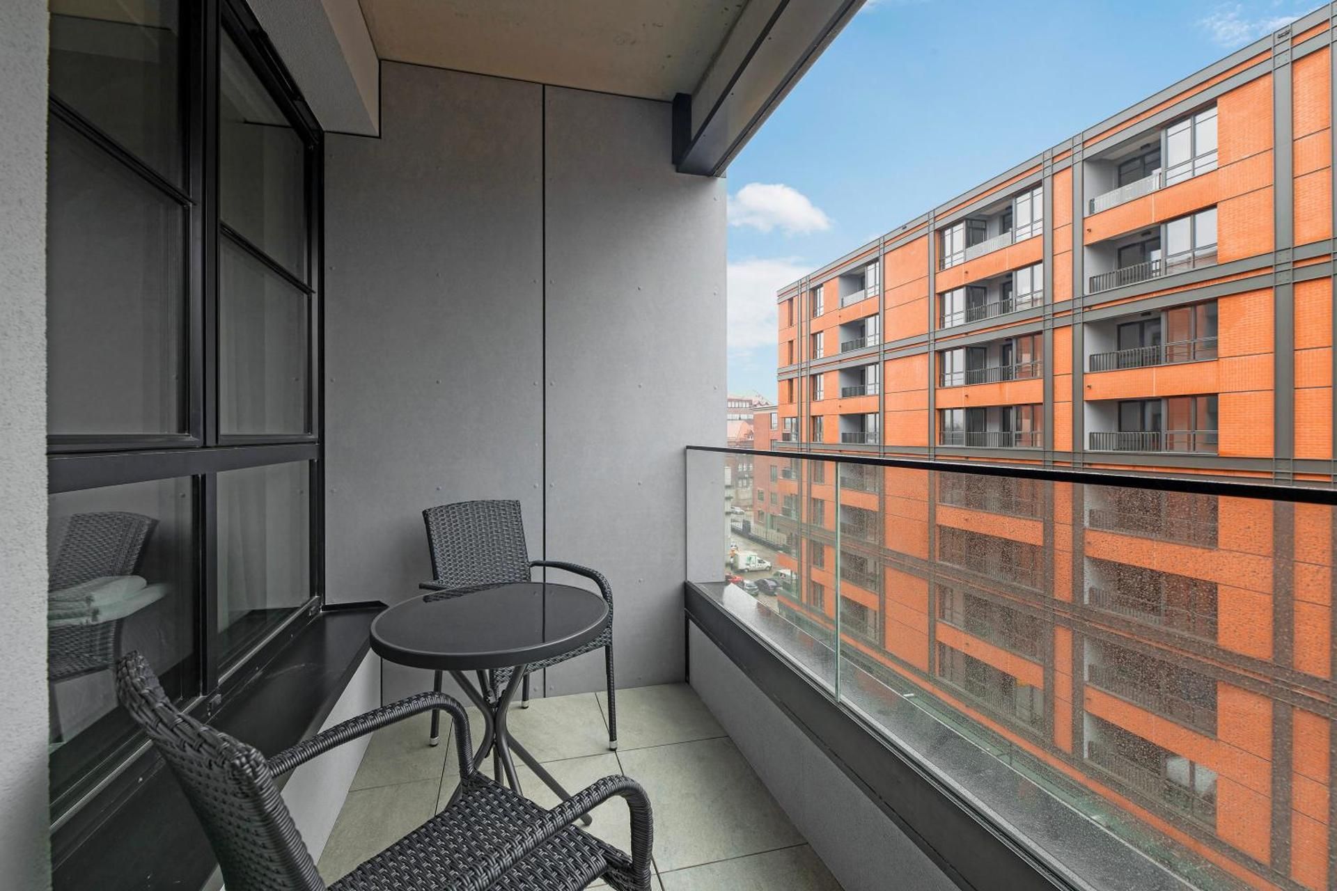 DOKI Living - Foodhall & Parking by Downtown Apartments Apartment with Balcony