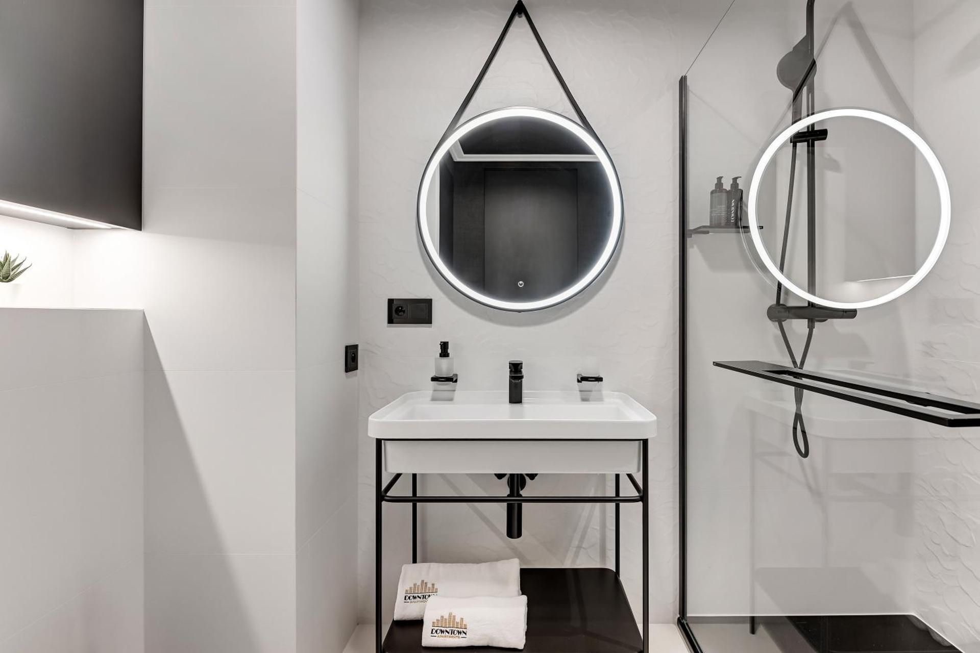 Chlebova - Riverside View Terrace, Free Parking, Gym & Kidsplay by Downtown Apartments Deluxe King Suite 3