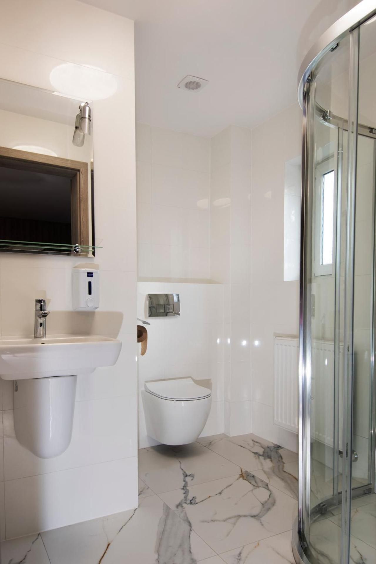 Western Hills Triple Room with Bathroom 2