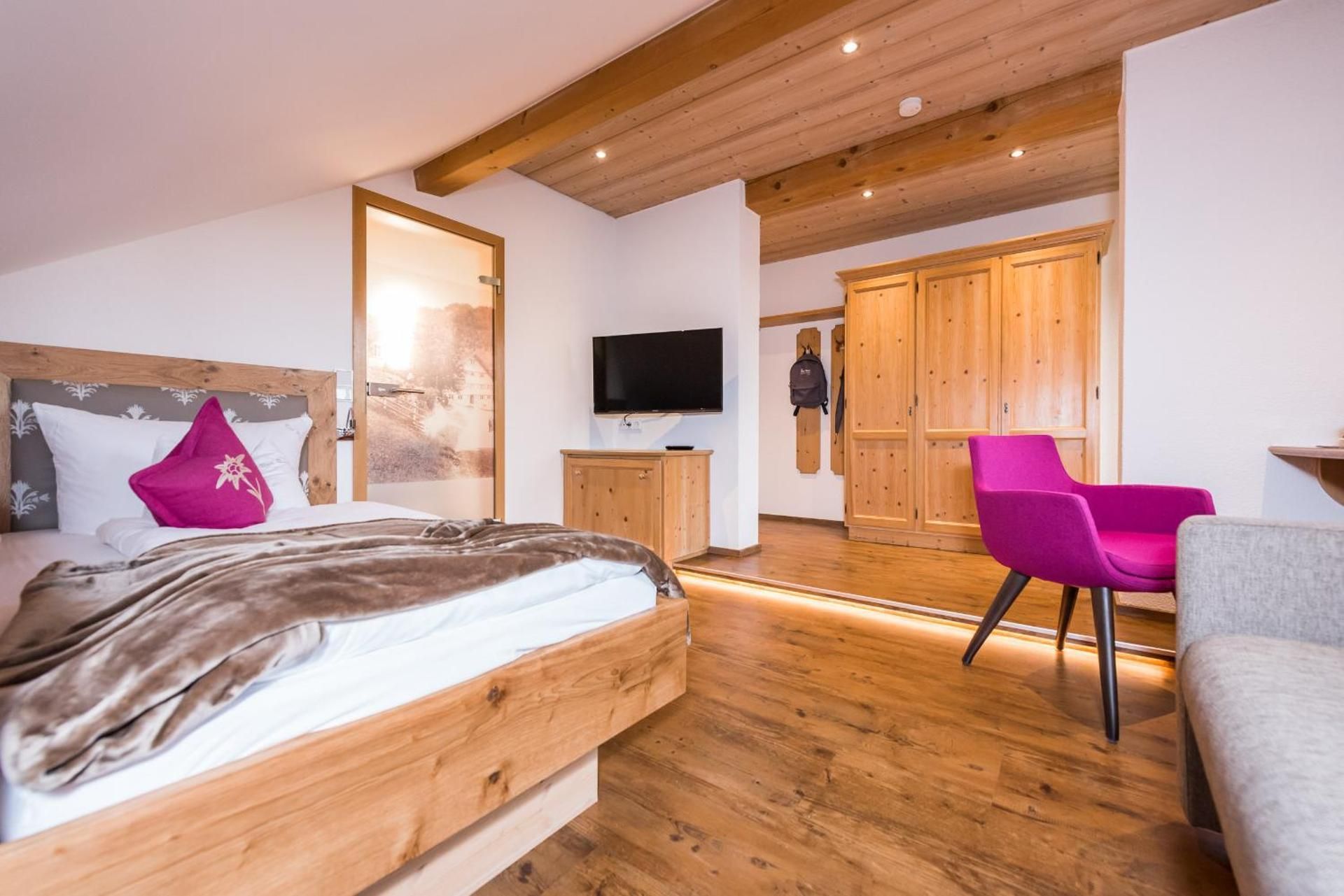 Superior Single Room with Balcony and Mountain View
