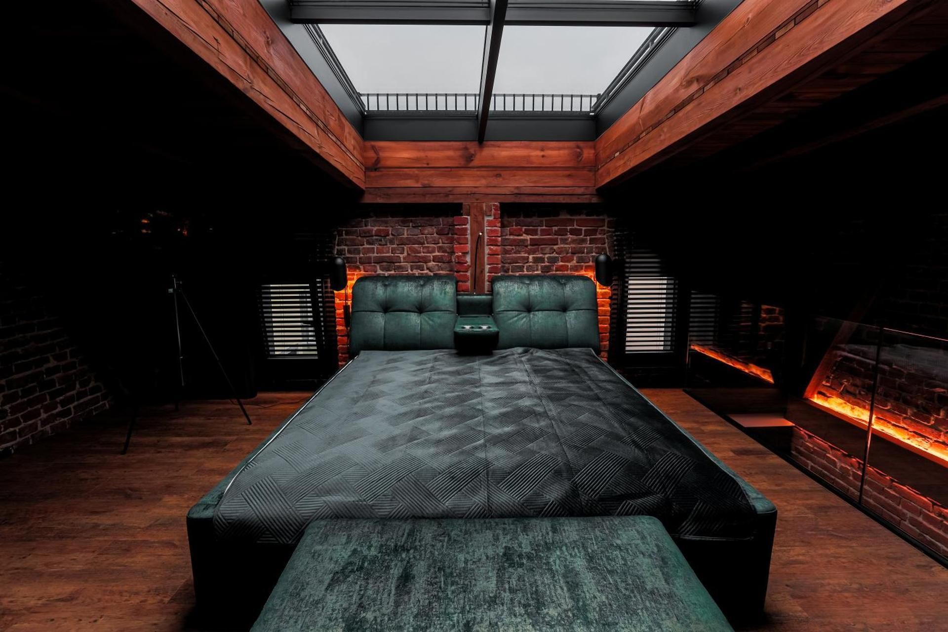 Deluxe One-Bedroom Apartment