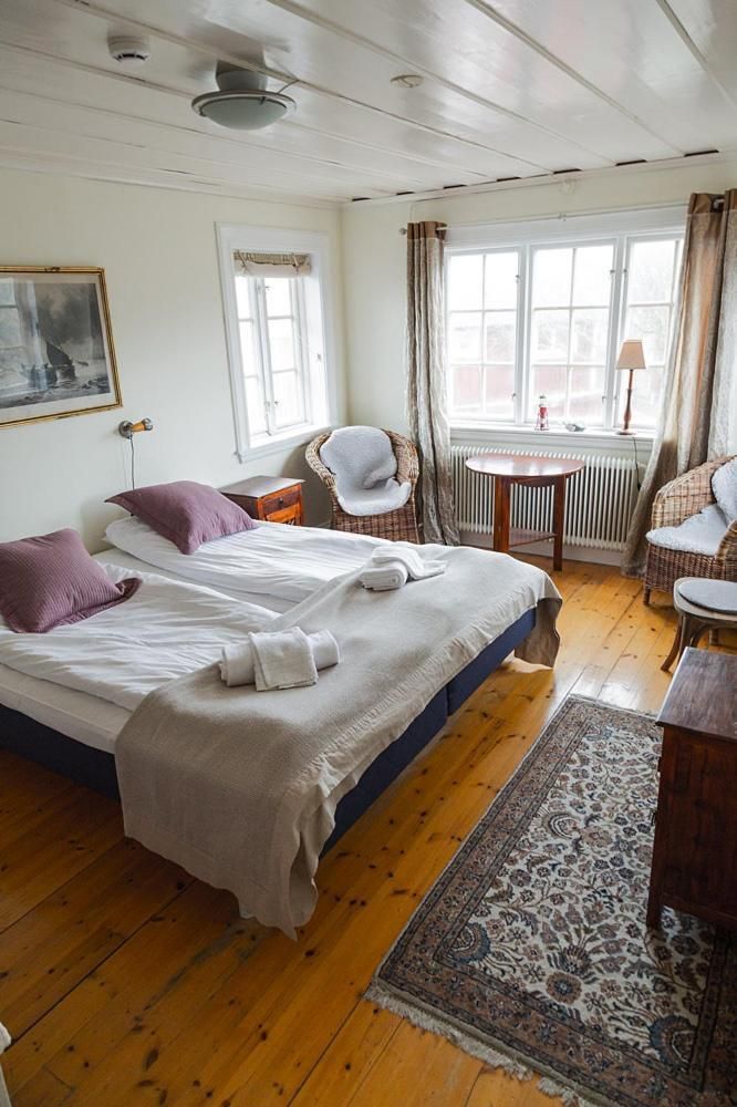 Twin Room with Shared Bathroom