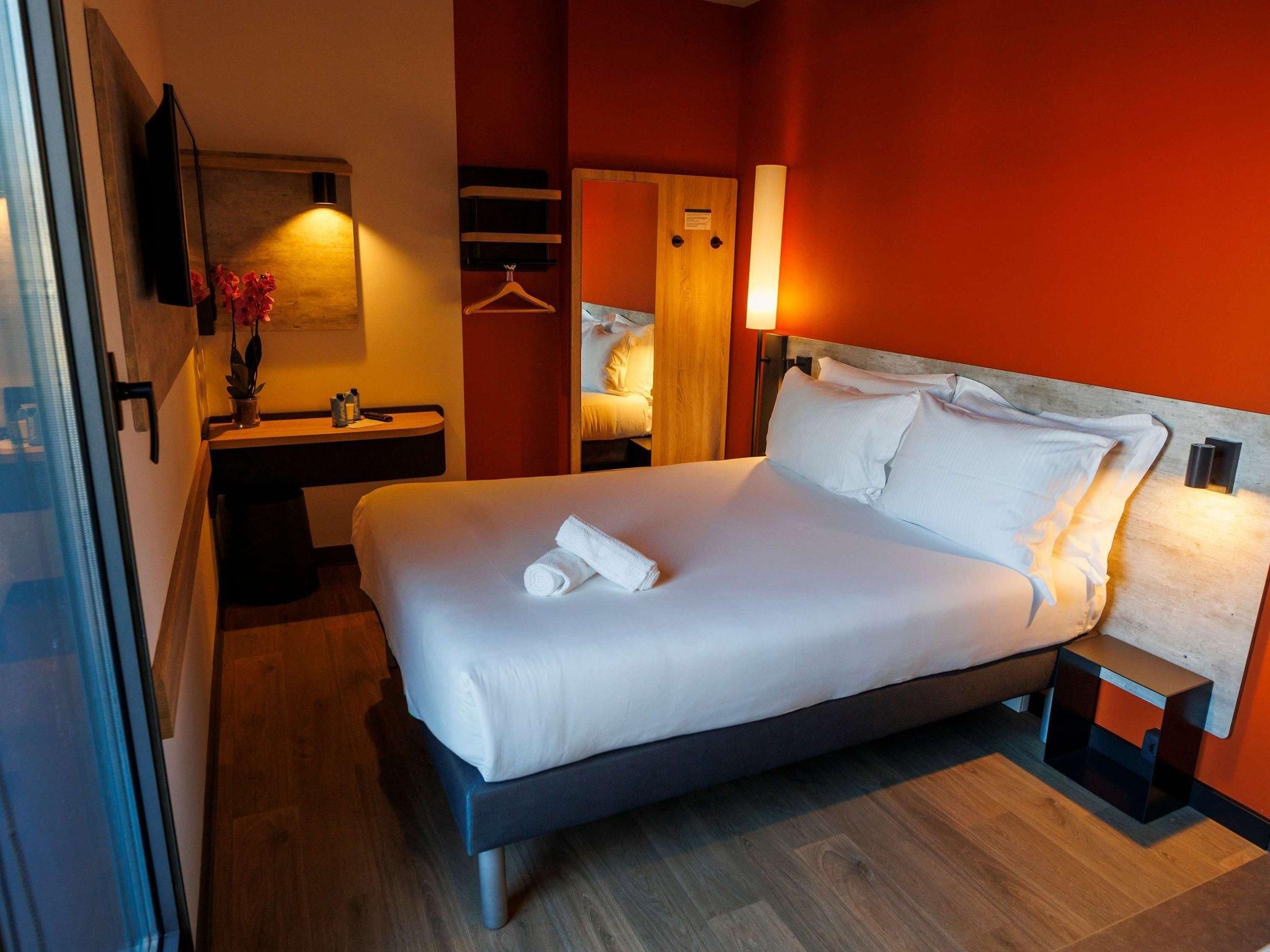 ibis budget Logrono Centro Standard room with double bed and terrace