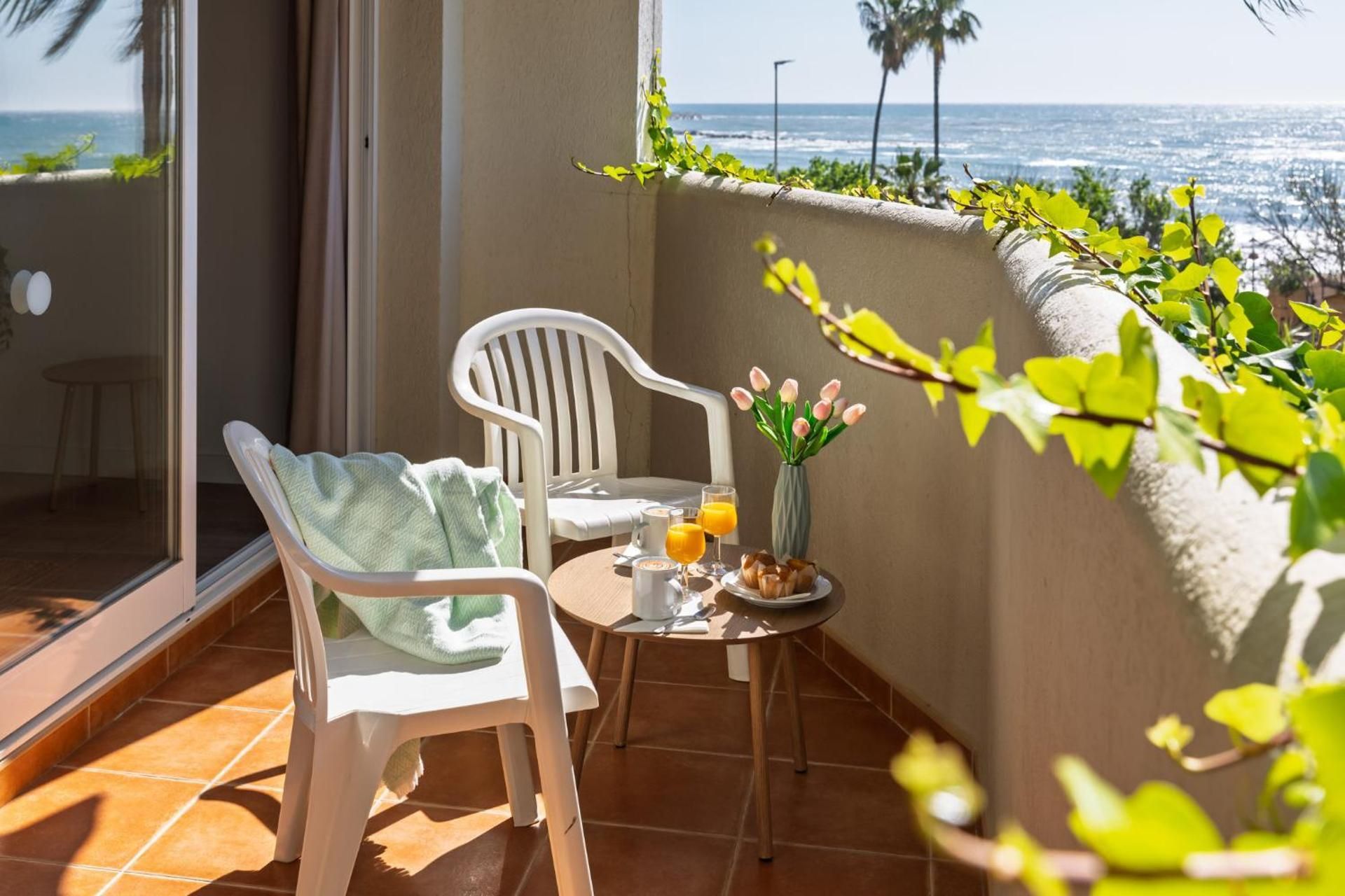 Deluxe One-Bedroom Apartment with Ocean View
