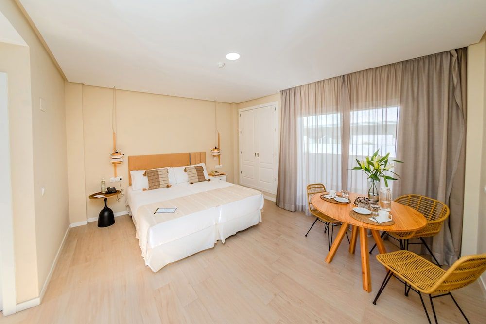 Double Room, 2 Twin Beds, Pool View