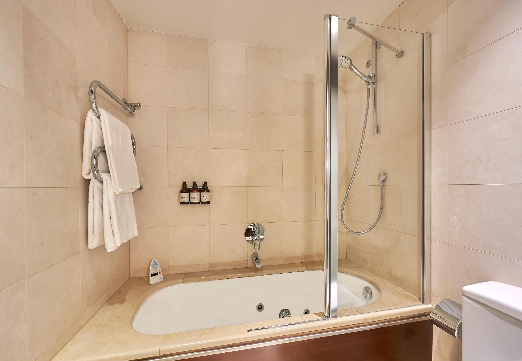 Family Adjoining (2 adults + 2 children)