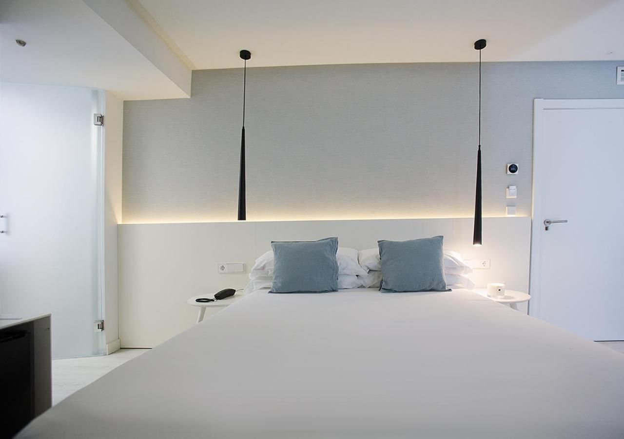 Deluxe Double Room with Side Sea View and Balcony