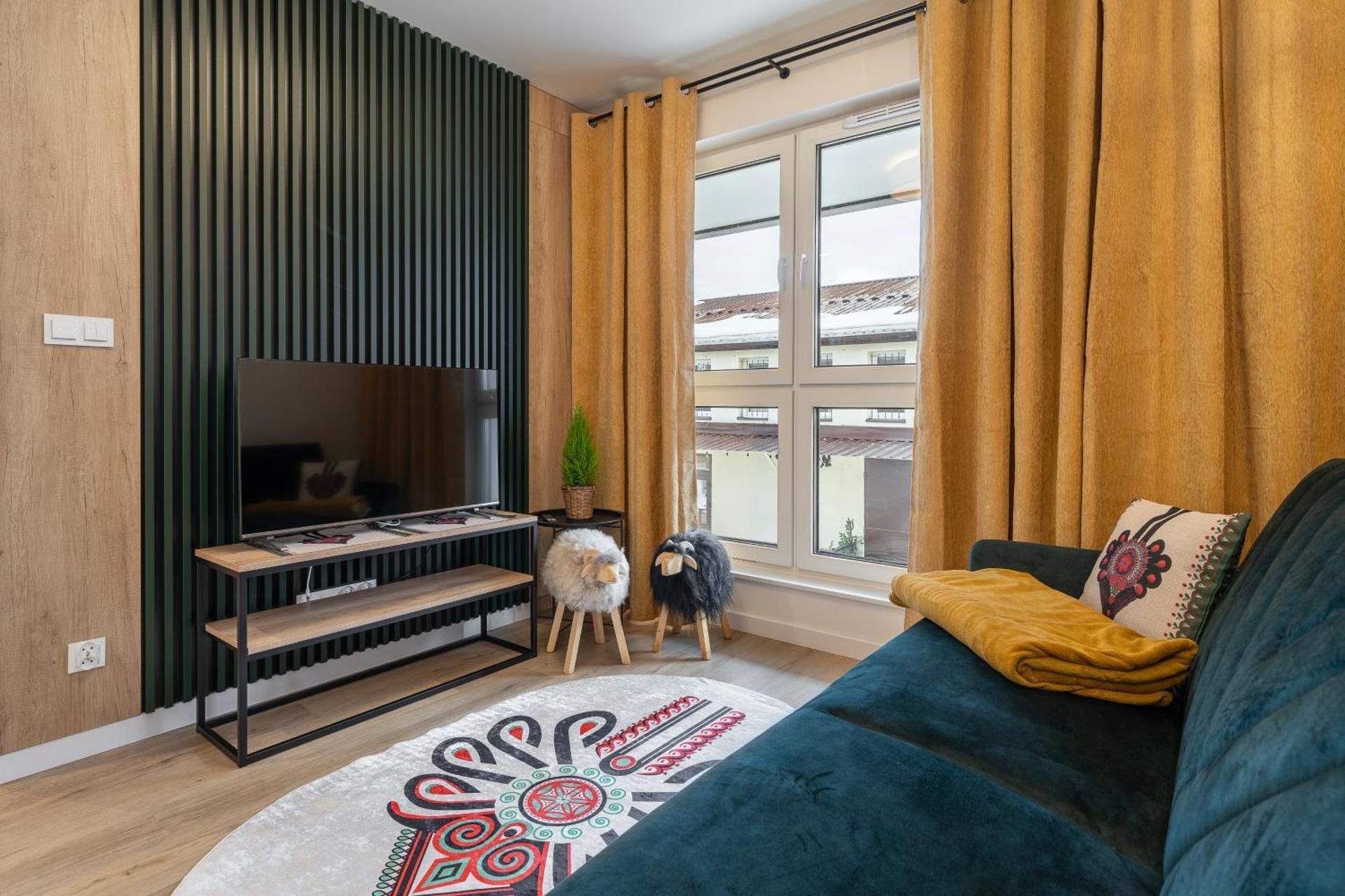 Apartment with Mountain View
