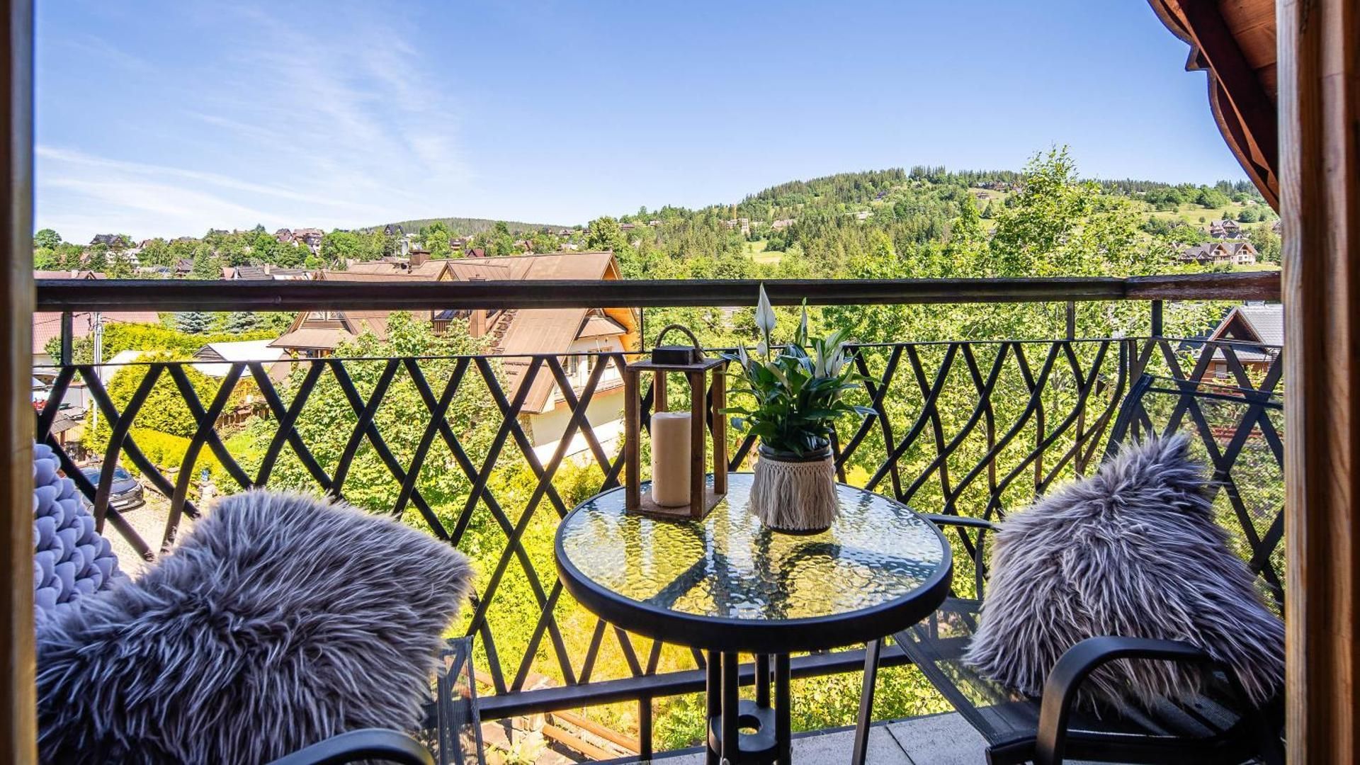 Apartment with Mountain View