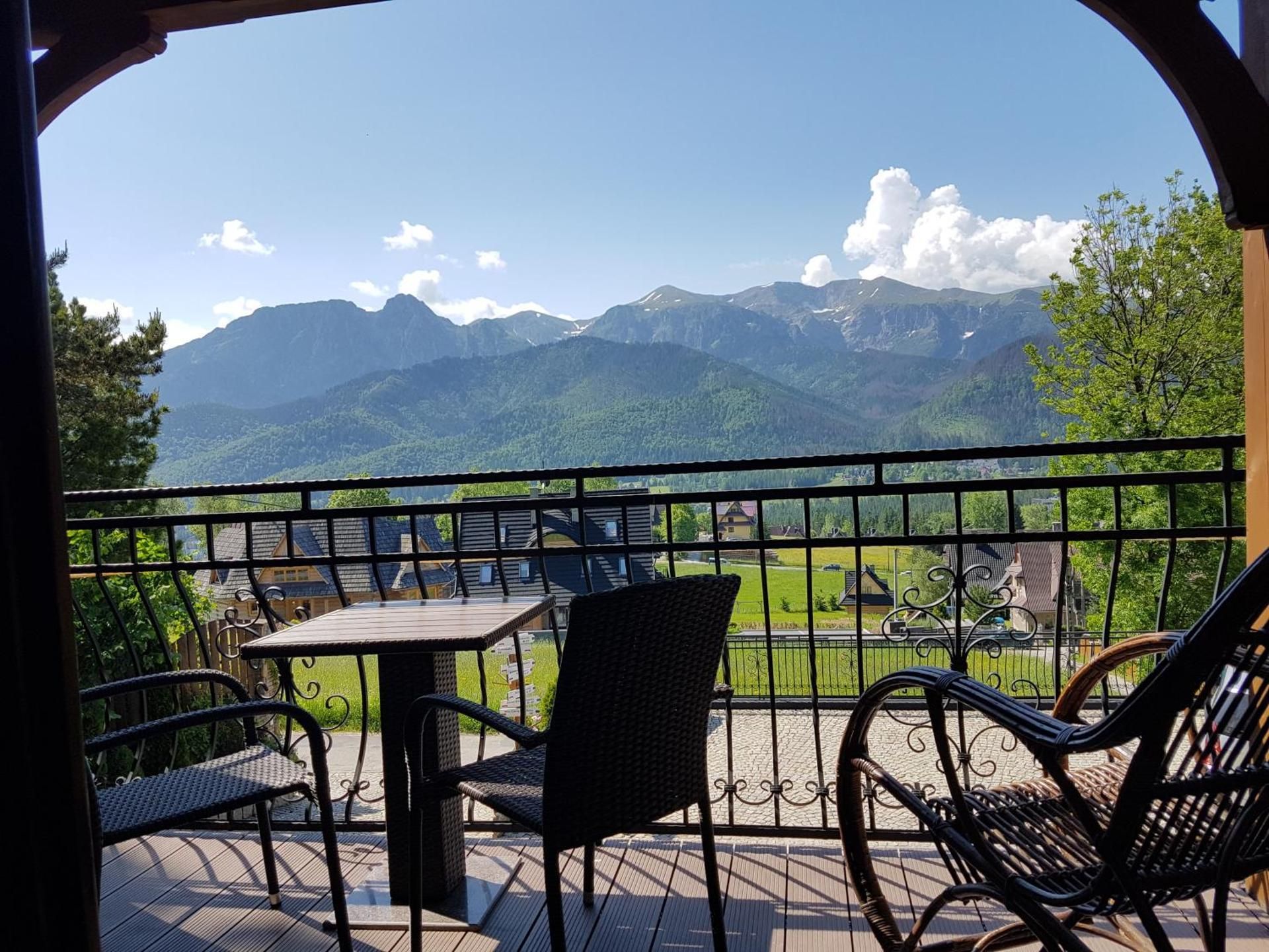 Apartment with fireplace and mountain view