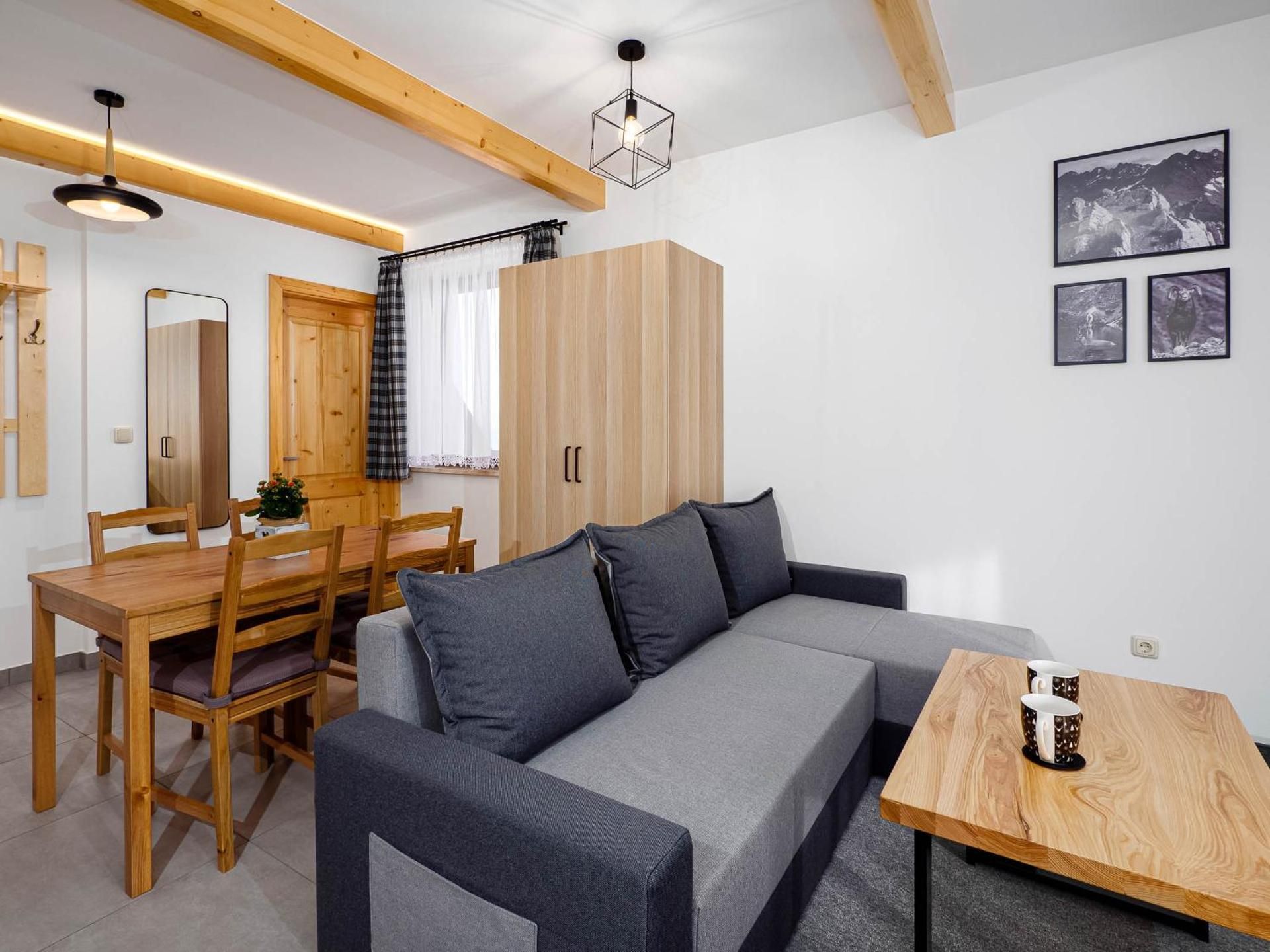 Apartment with Mountain View