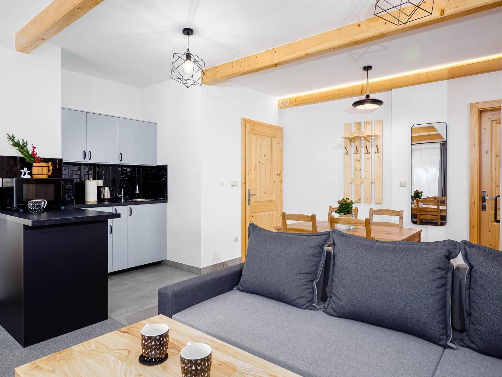 Apartment with Mountain View