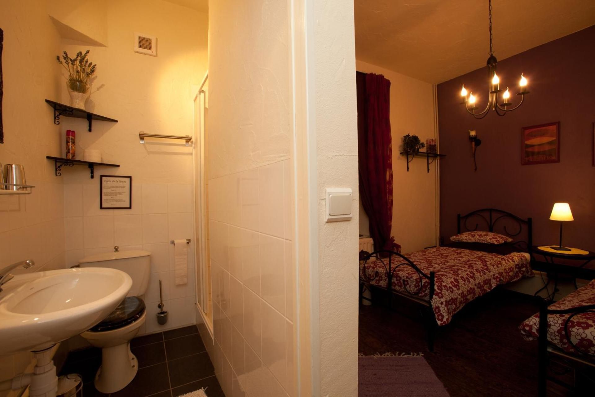Small Twin Room with 2 Twin Beds