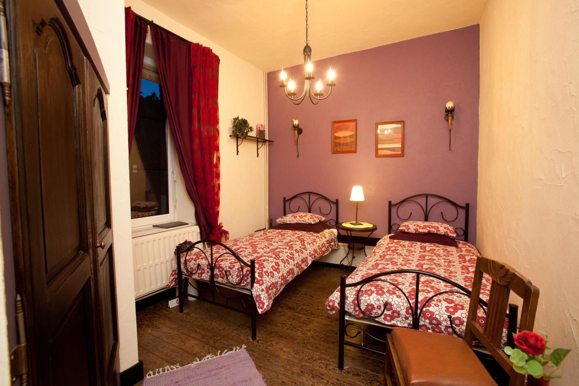 Small Twin Room with 2 Twin Beds