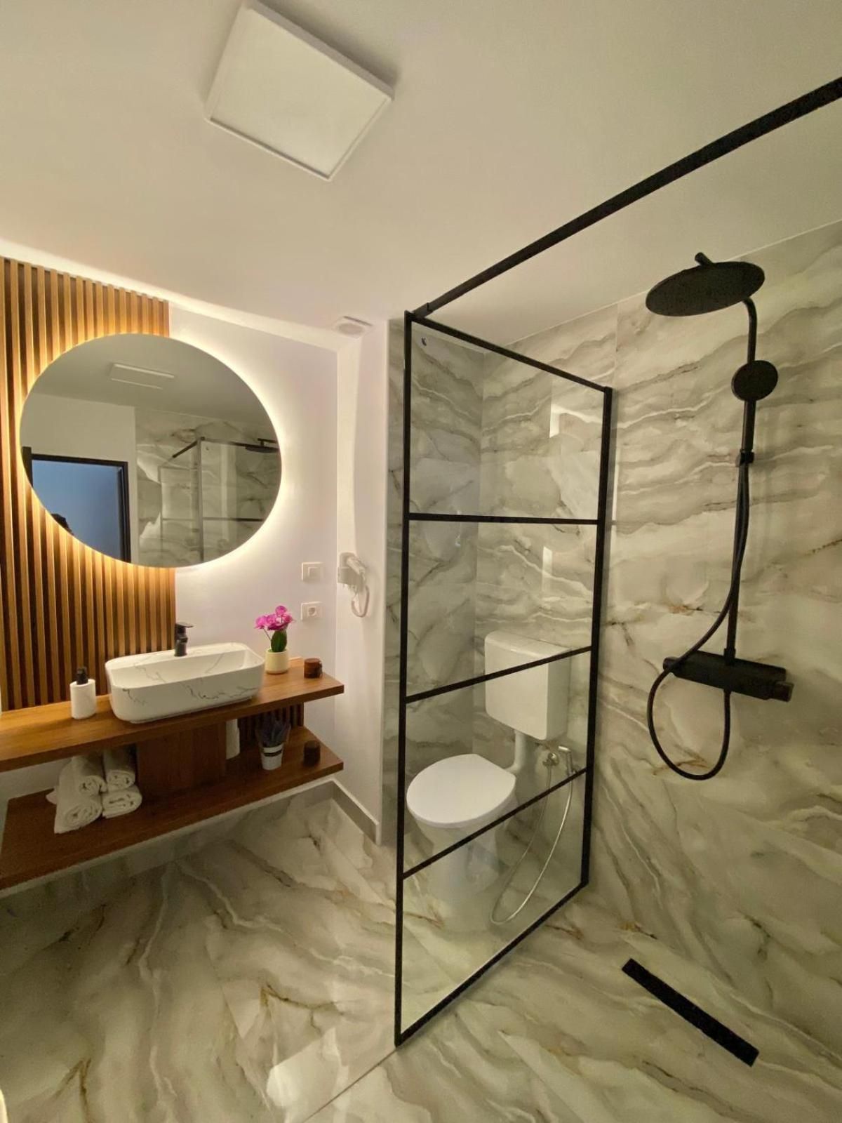 Deluxe Two-Bedroom Apartment with Garden View